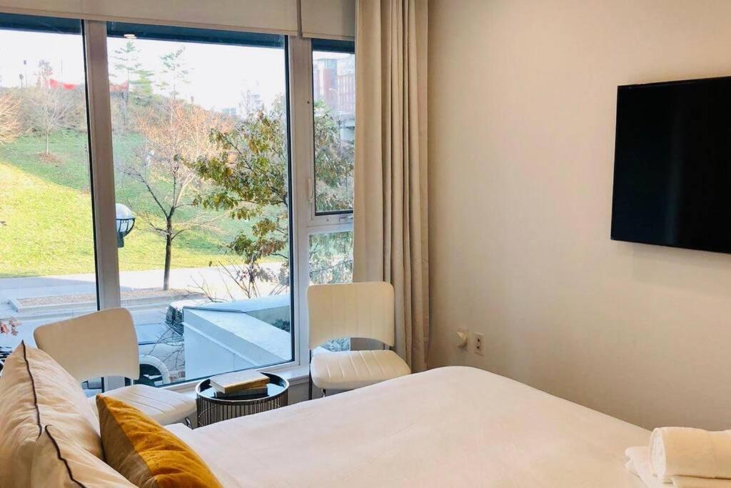 Luxe 2 Bed Downtown Near Waterfront Apartment *