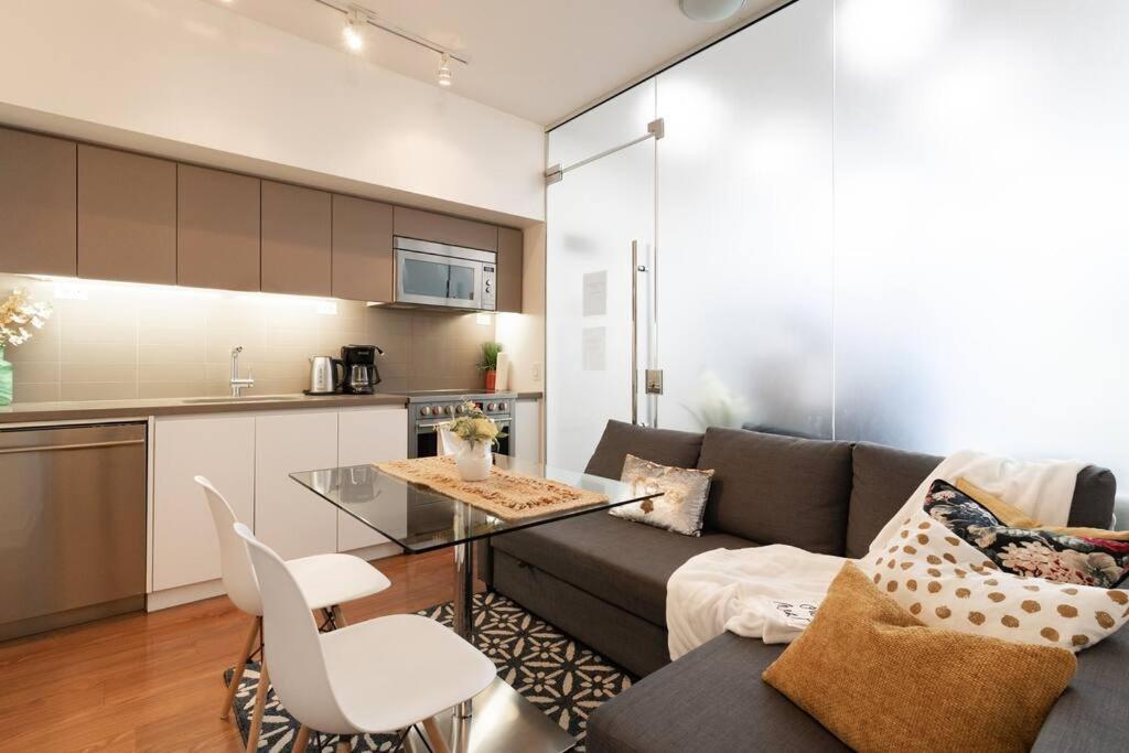 Luxe 2 Bed Downtown Near Waterfront