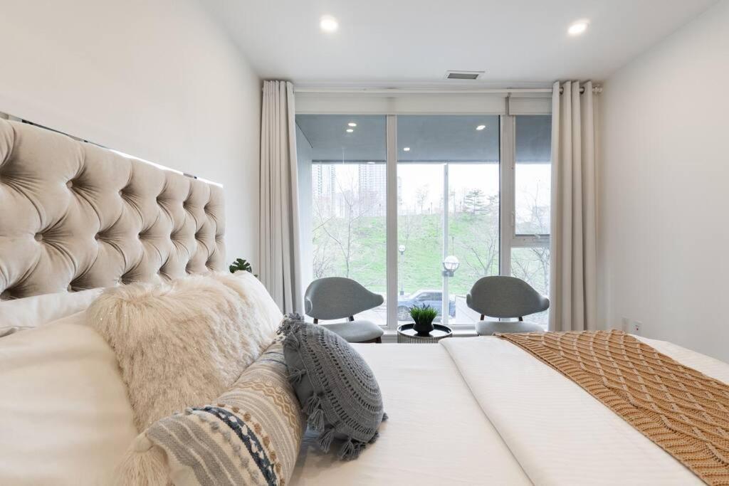 Luxe 2 Bed Downtown Near Waterfront Apartment