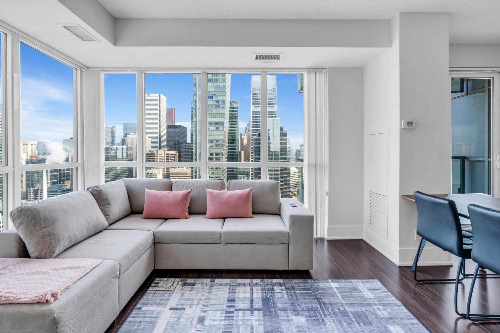 Modern Downtown Apartment *