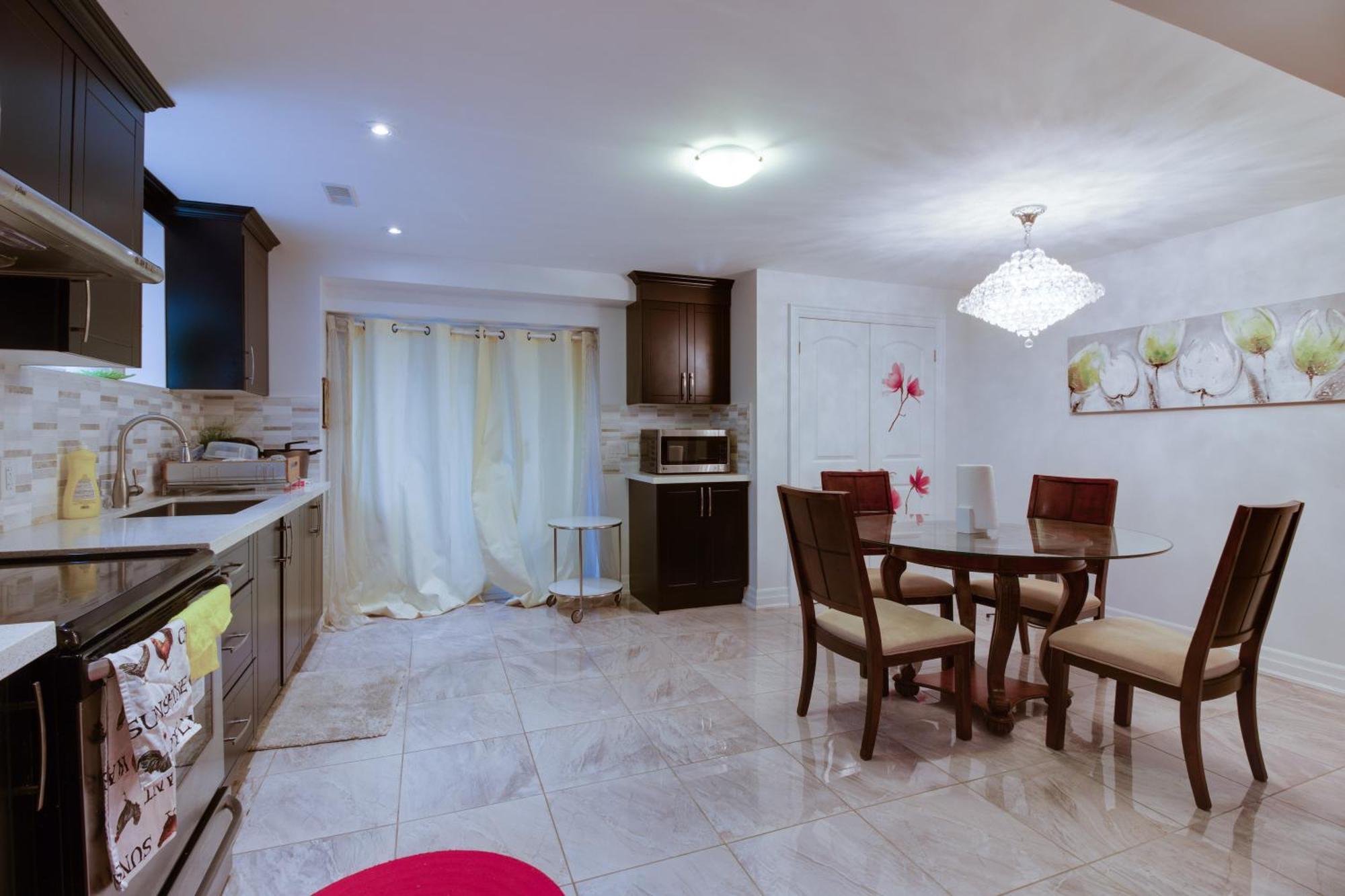 Large Unit With Free Parking, Wifi, 25 Minutes To Downtown Apartment *
