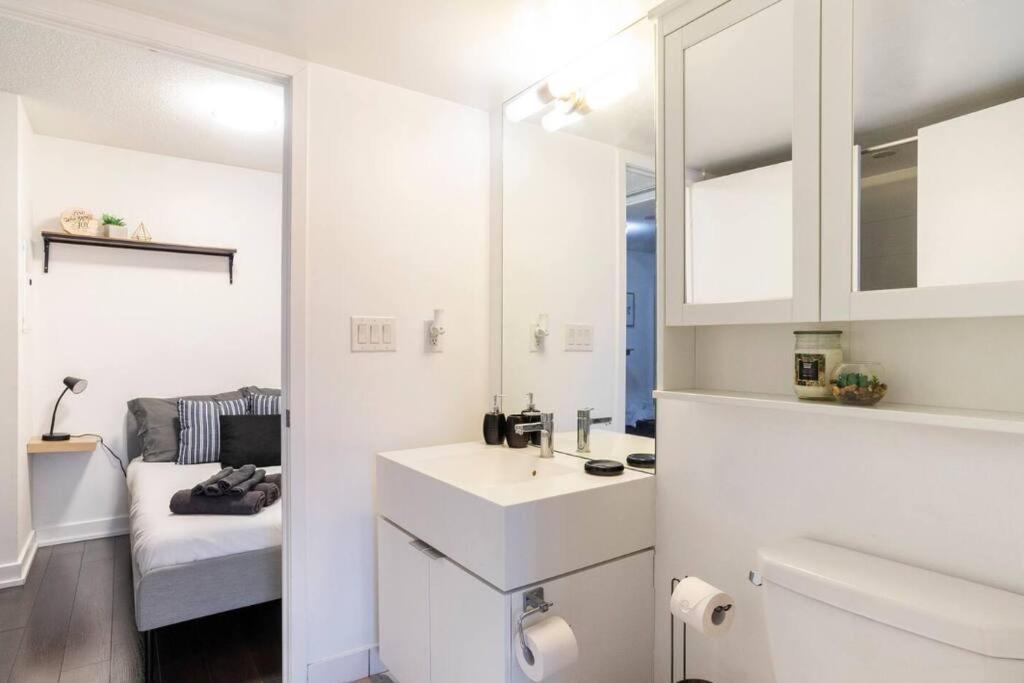 Skyhigh Haven Led-lit Downtown Retreat Apartment *