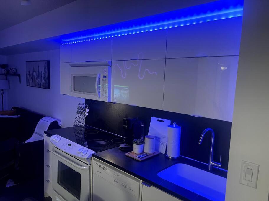 Skyhigh Haven Led-lit Downtown Retreat Apartment
