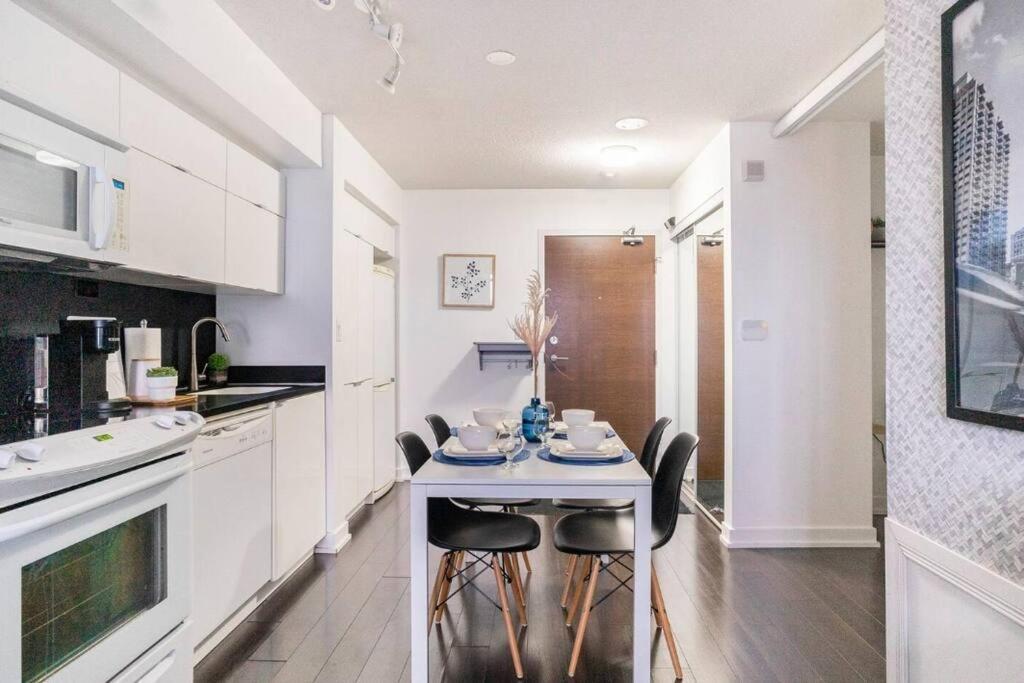 Skyhigh Haven Led-lit Downtown Retreat Toronto