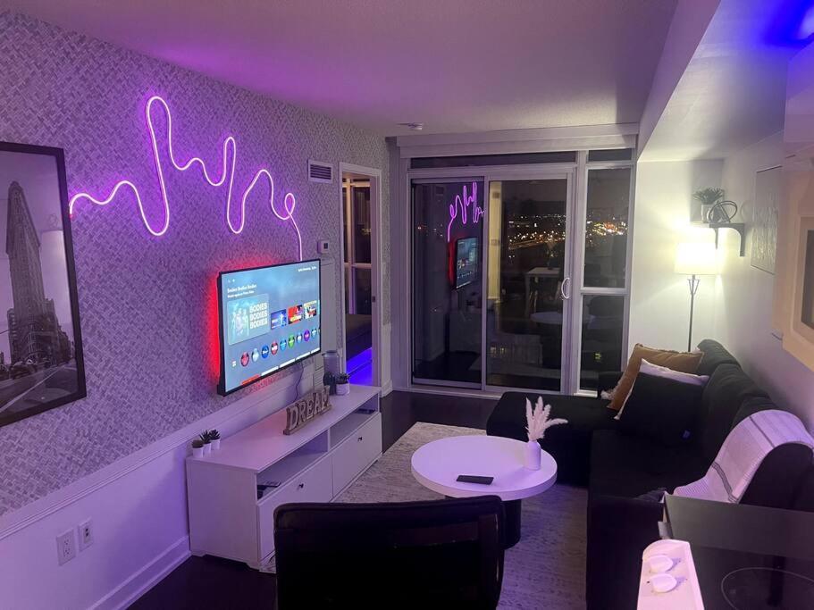 Skyhigh Haven Led-lit Downtown Retreat Apartment *