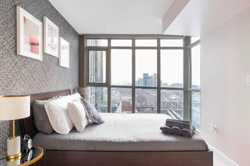 Skyhigh Haven Led-lit Downtown Retreat *