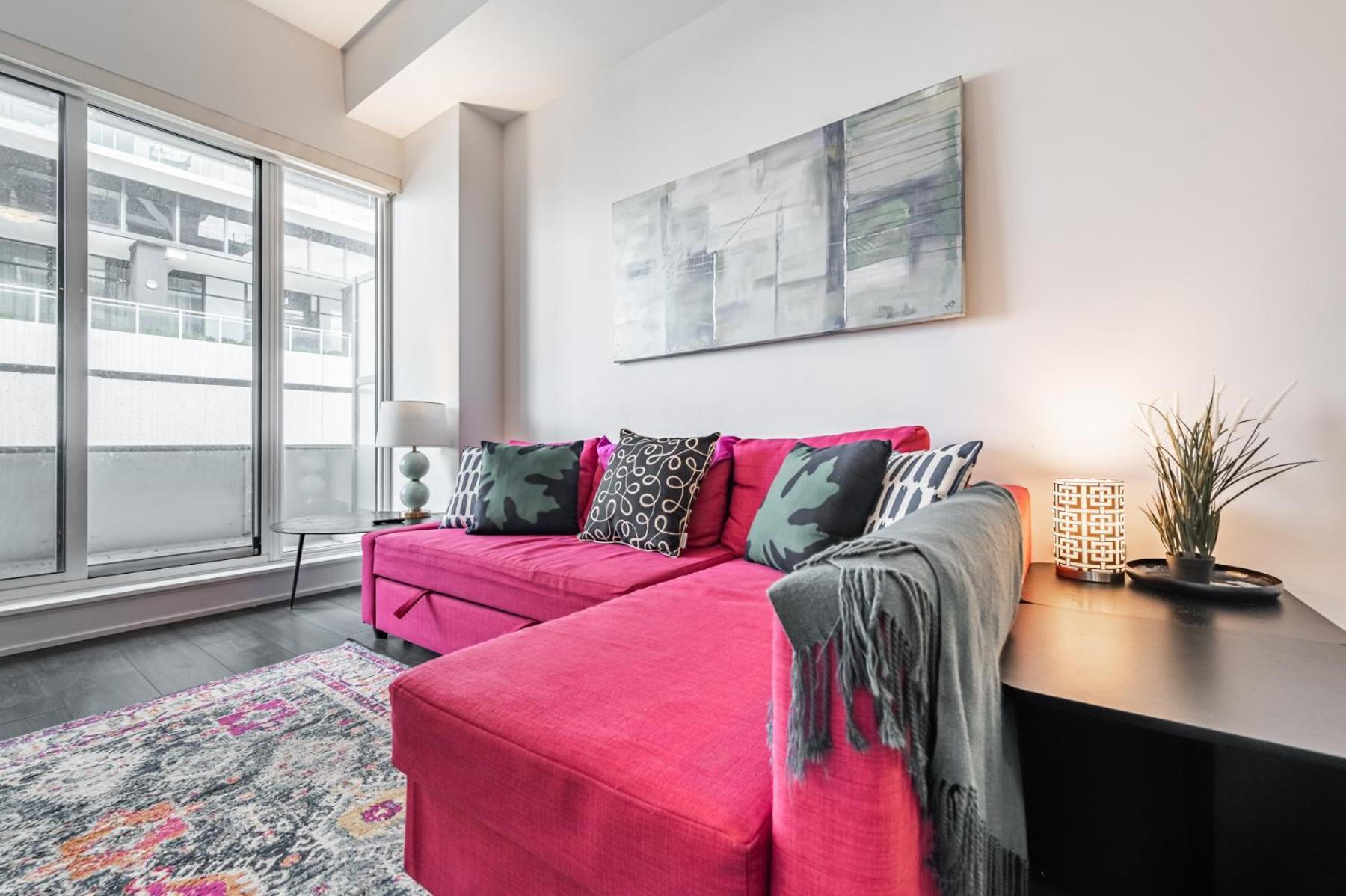 Apartment Spacious By Close To Pearson Airport, Free Parking!