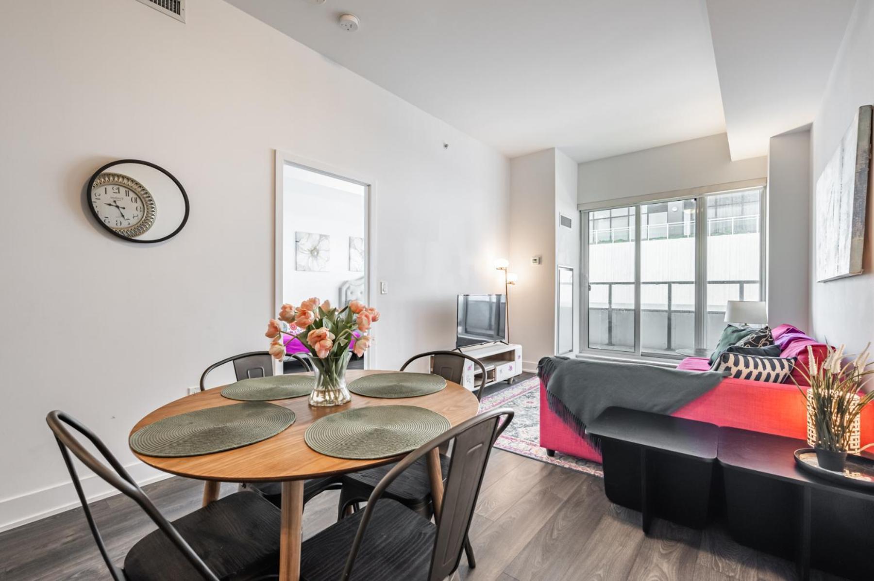 Apartment Spacious By Close To Pearson Airport, Free Parking! Toronto