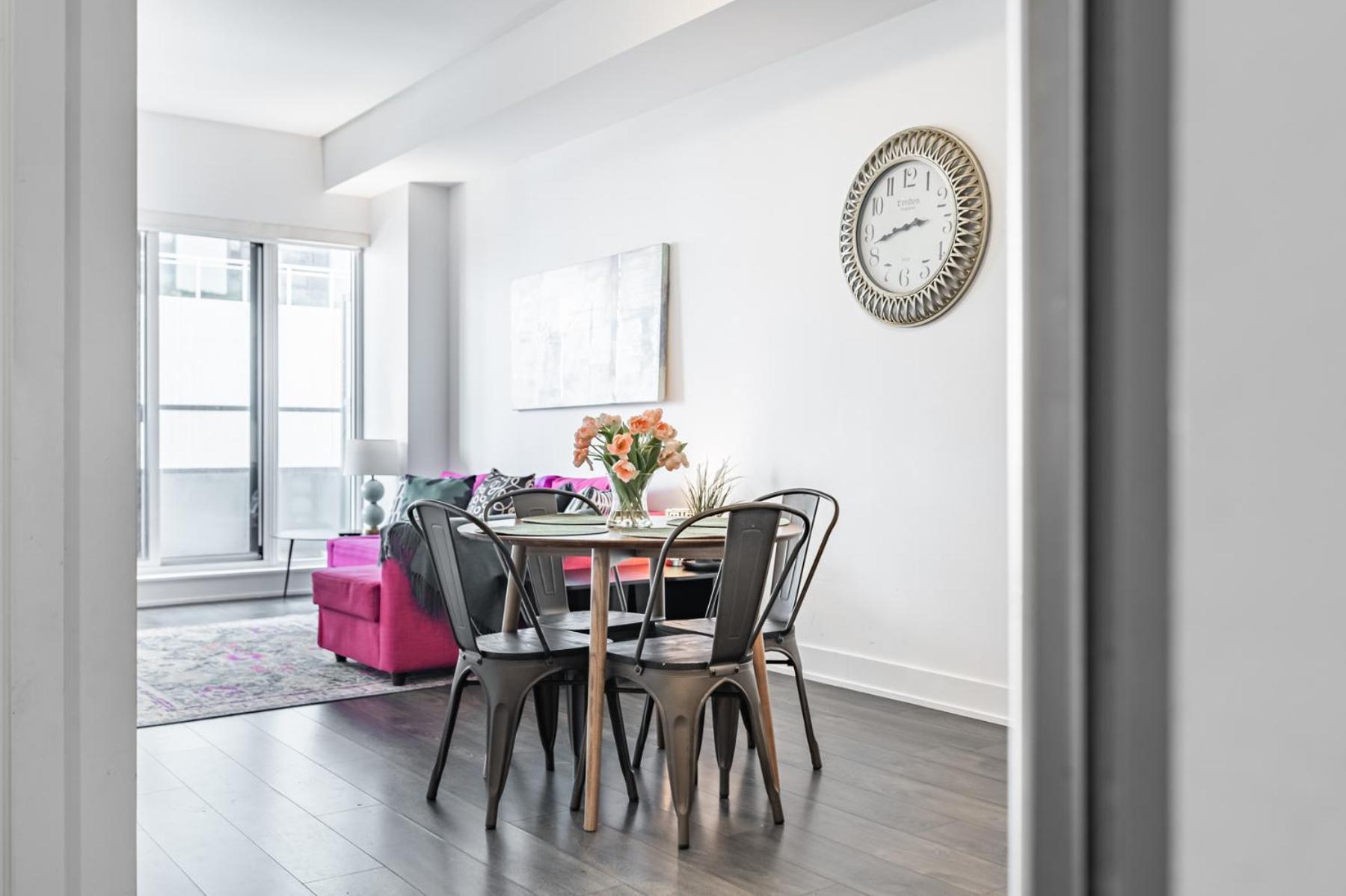 Spacious By Close To Pearson Airport, Free Parking! Apartment