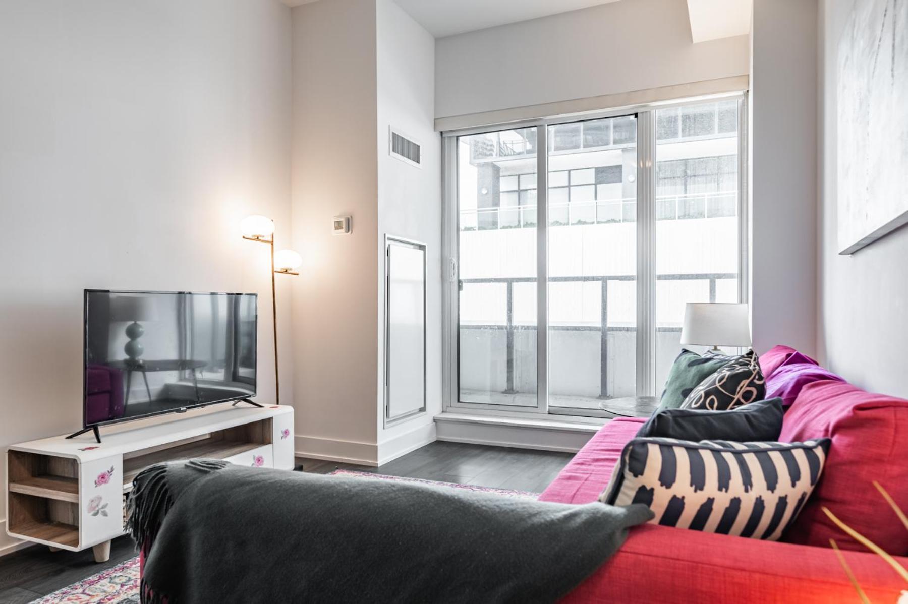 Spacious By Close To Pearson Airport, Free Parking! * Toronto
