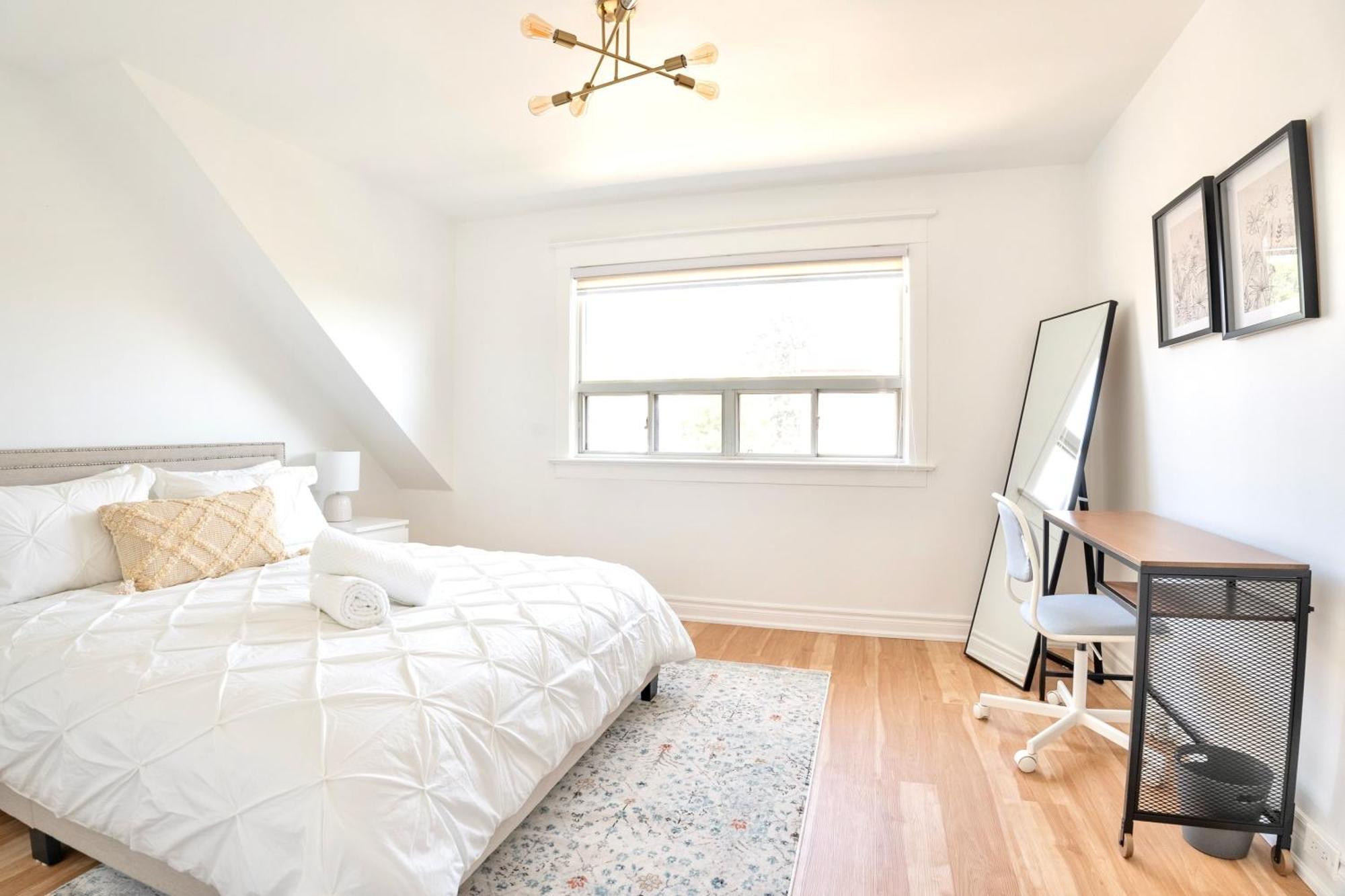 Stunning With Large Patio Sundeck Toronto