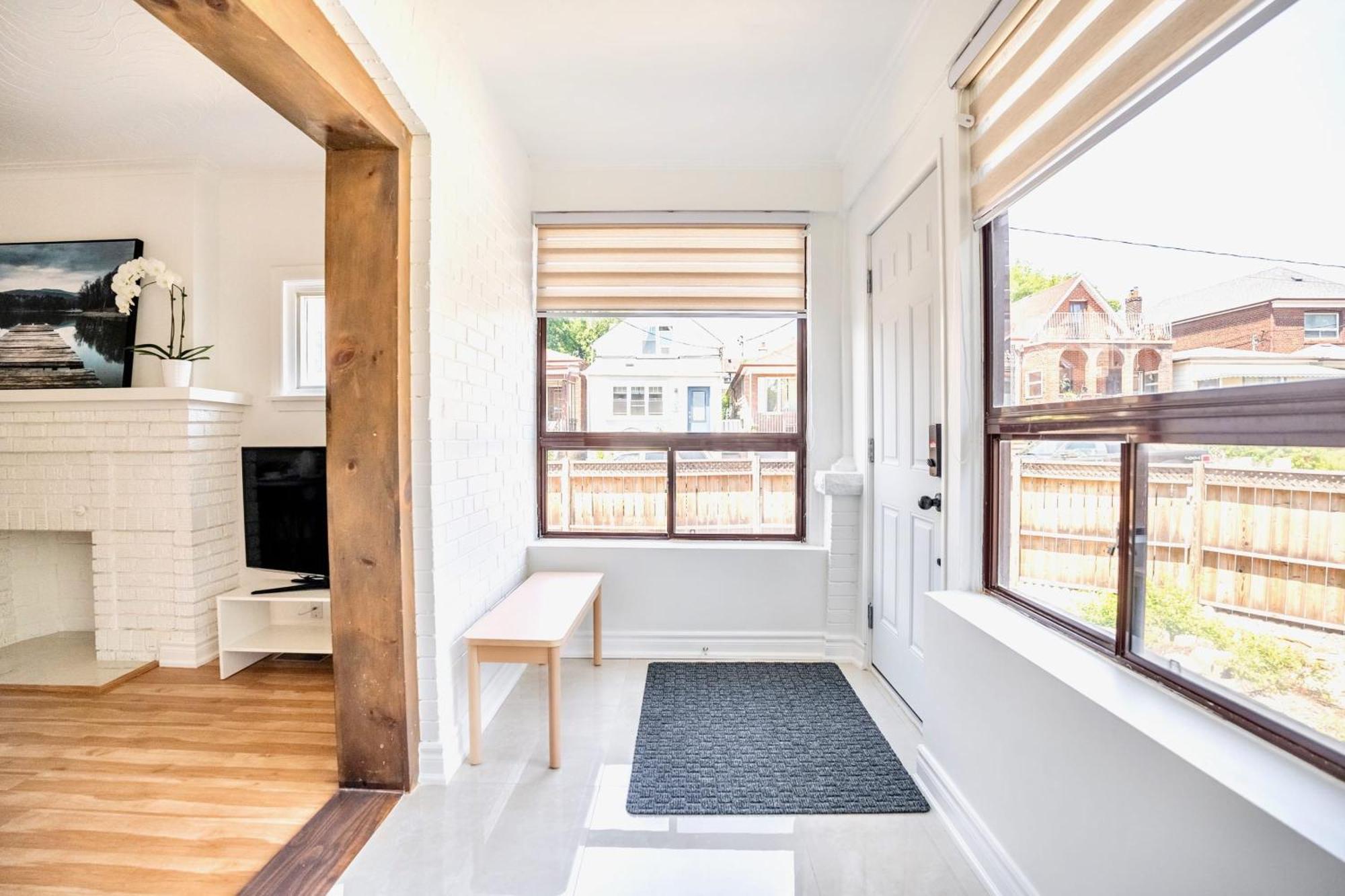 Stunning With Large Patio Sundeck * Toronto