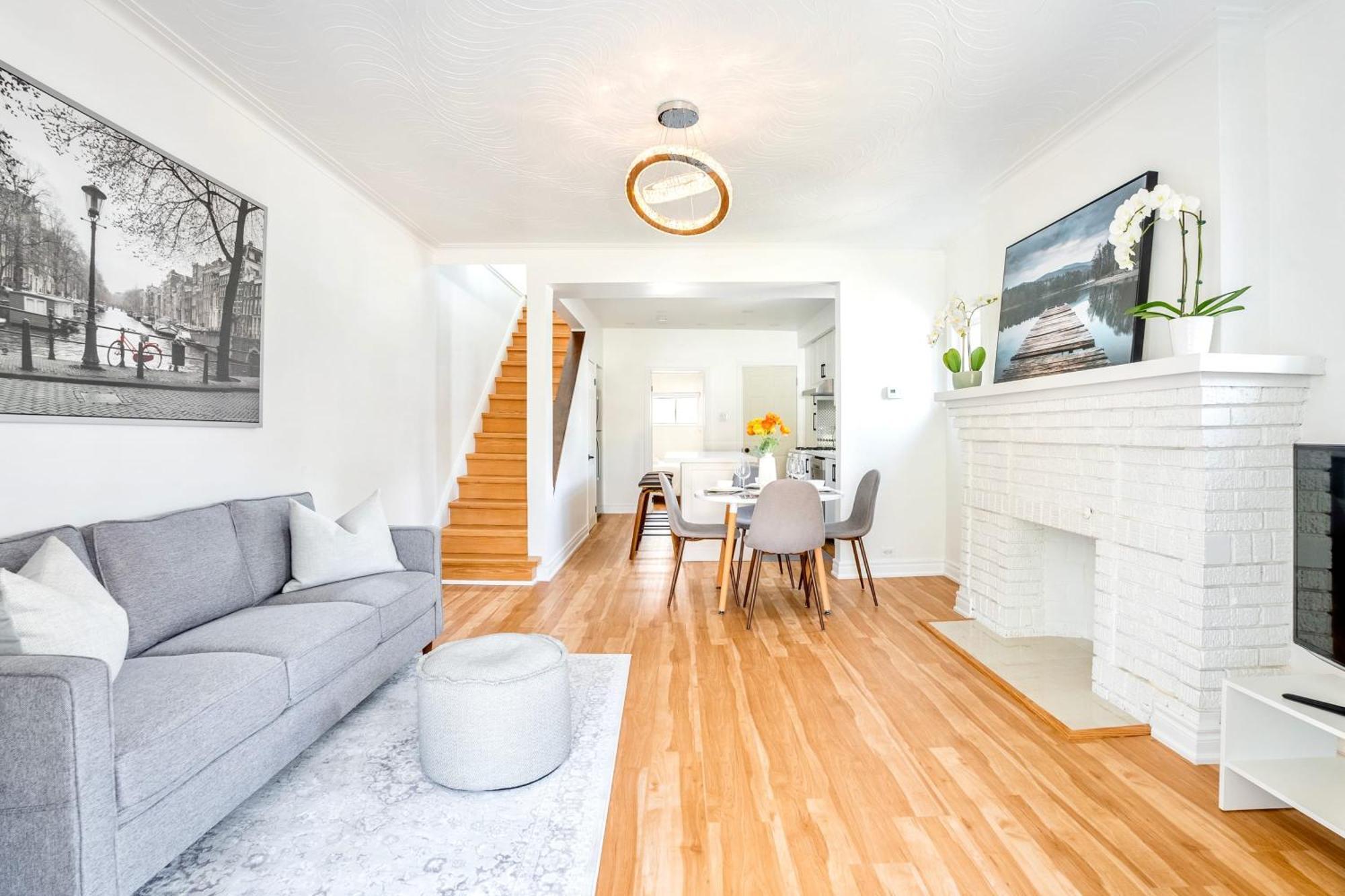 Stunning With Large Patio Sundeck Holiday home Toronto