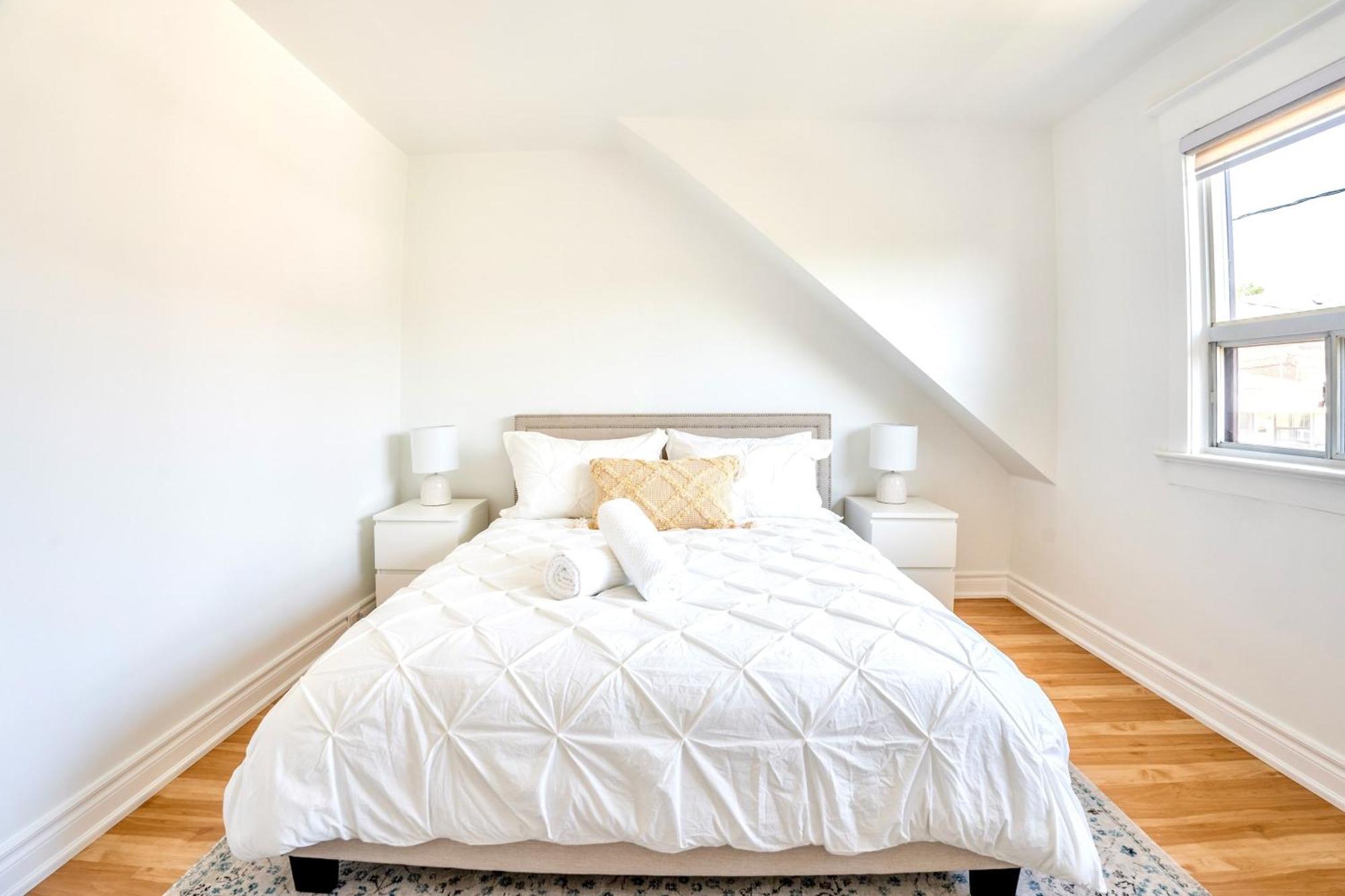 Stunning With Large Patio Sundeck * Toronto