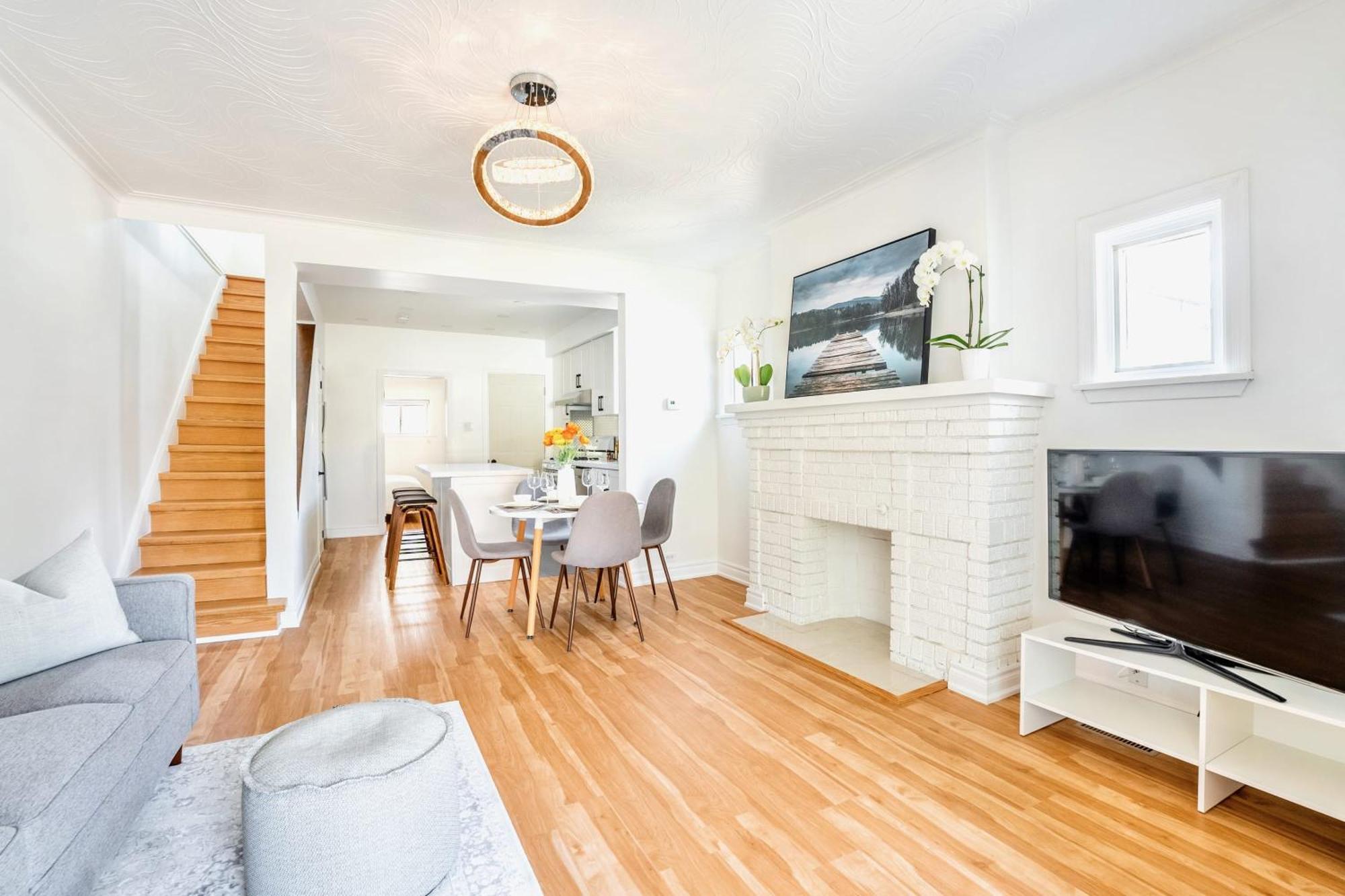 Stunning With Large Patio Sundeck Holiday home Toronto