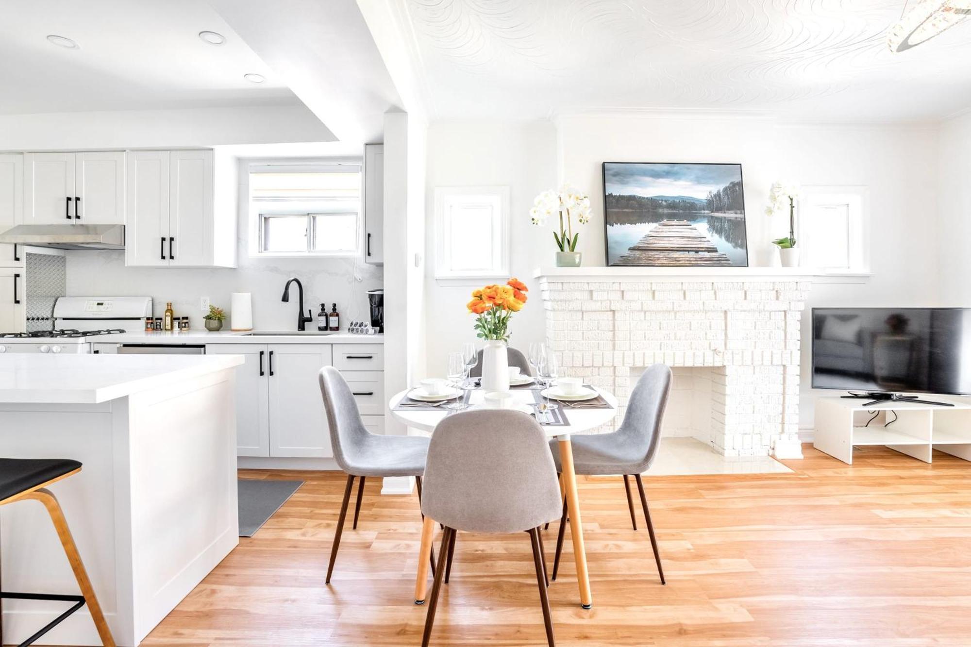 Stunning With Large Patio Sundeck * Toronto