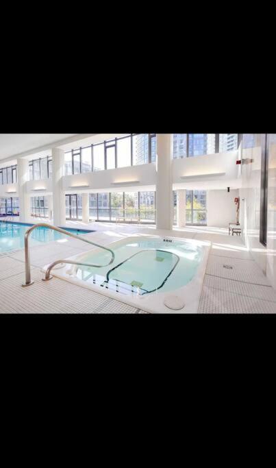 Apartment Spacious 2 Bedroom Den, 2 Bath, Sleeps 5 With Balcony And Lakeview Downtown