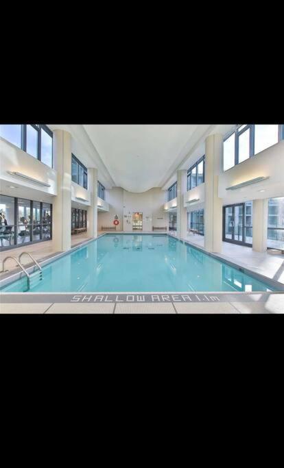 Spacious 2 Bedroom Den, 2 Bath, Sleeps 5 With Balcony And Lakeview Downtown Toronto