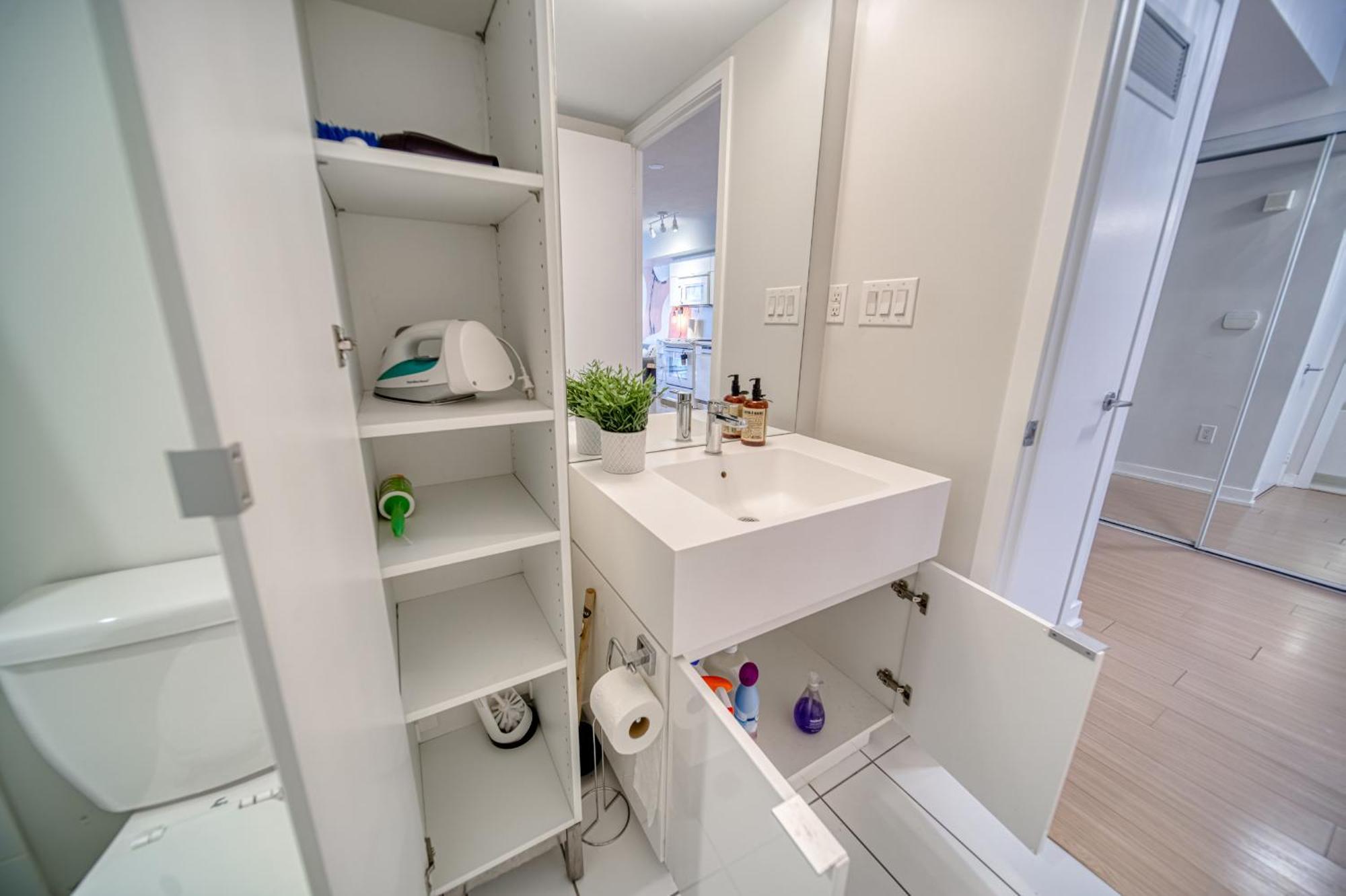 Stylish Downtown With Free Parking Apartment Toronto