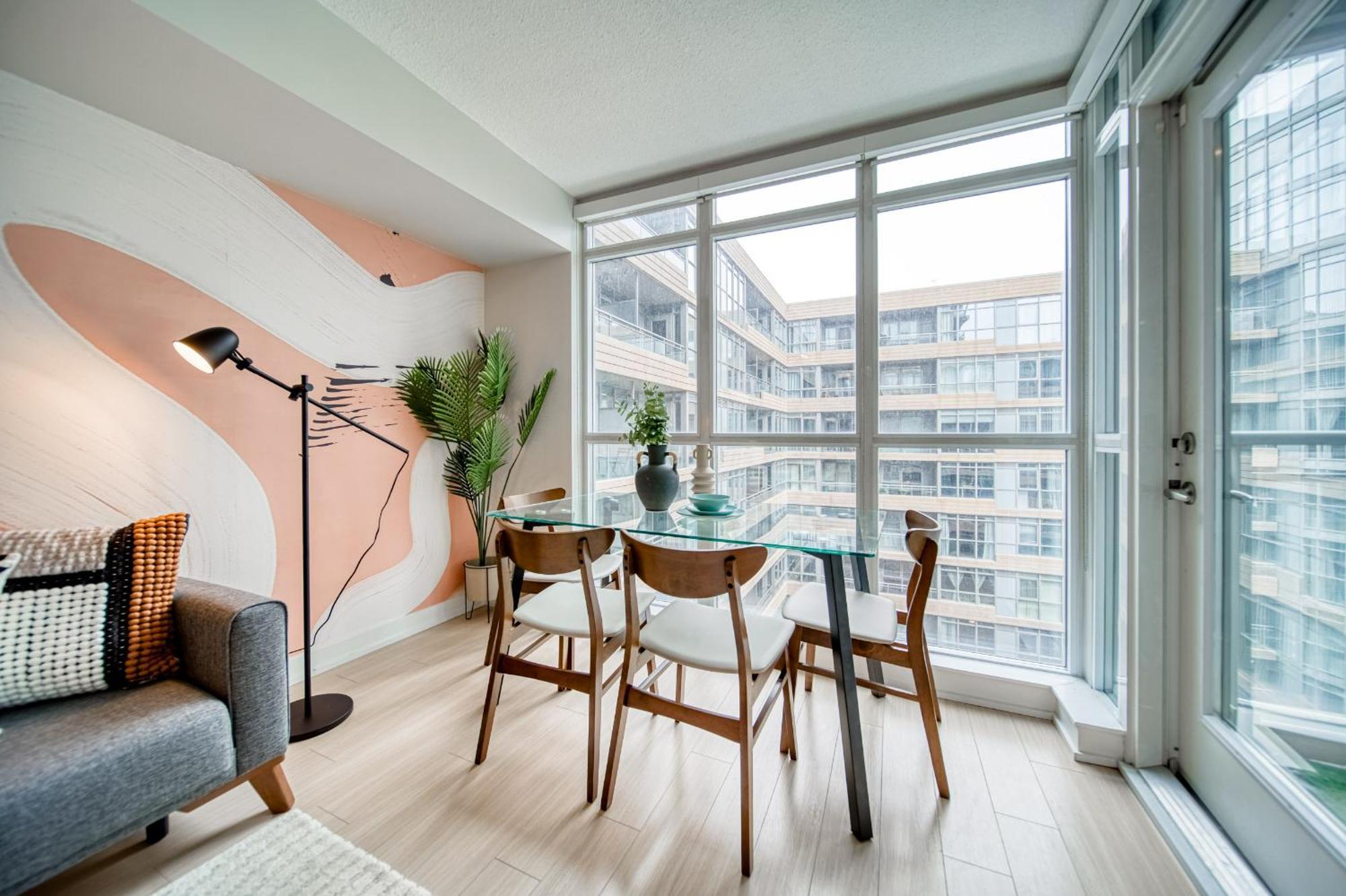 Stylish Downtown With Free Parking * Toronto