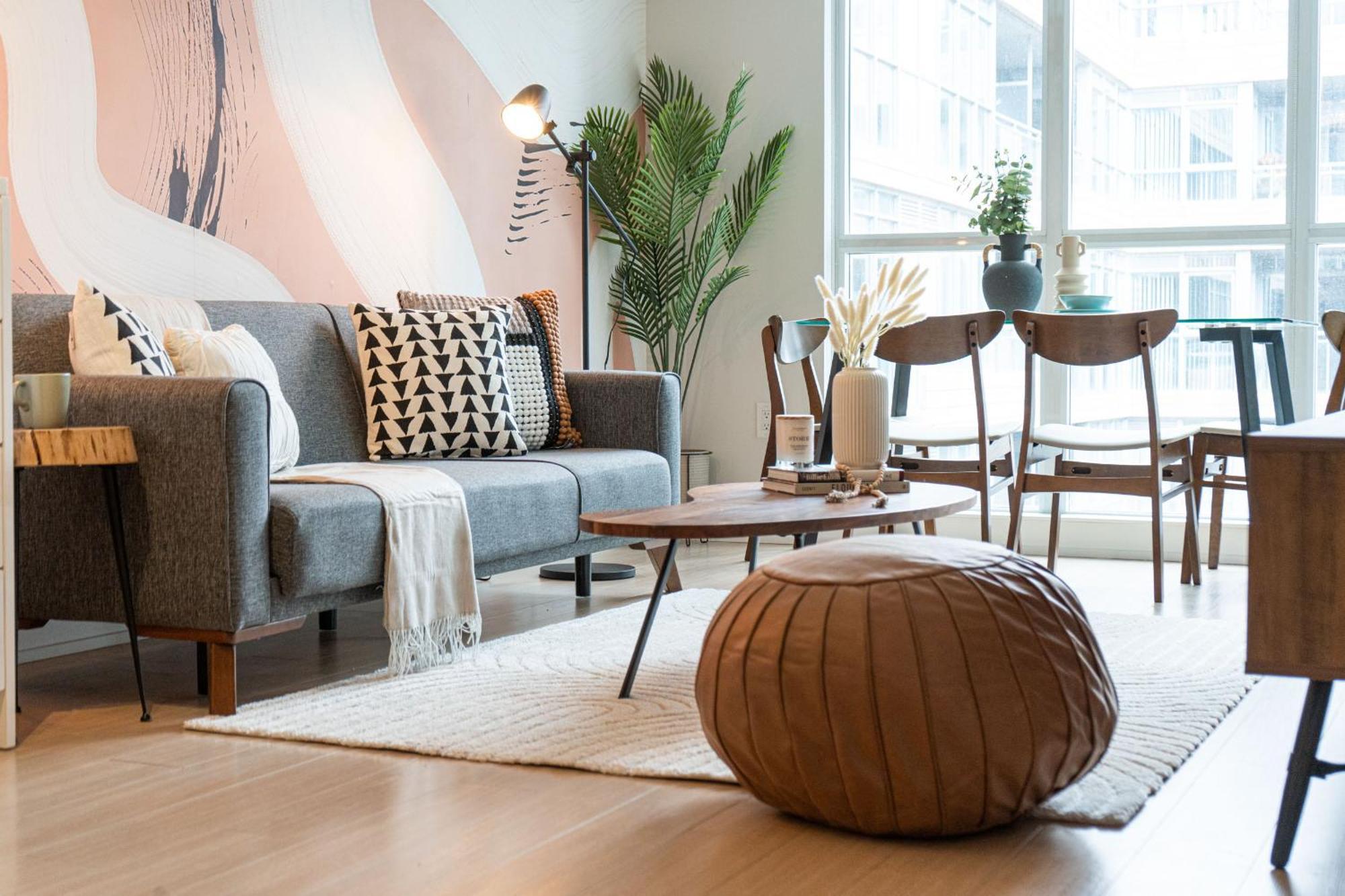Stylish Downtown With Free Parking *