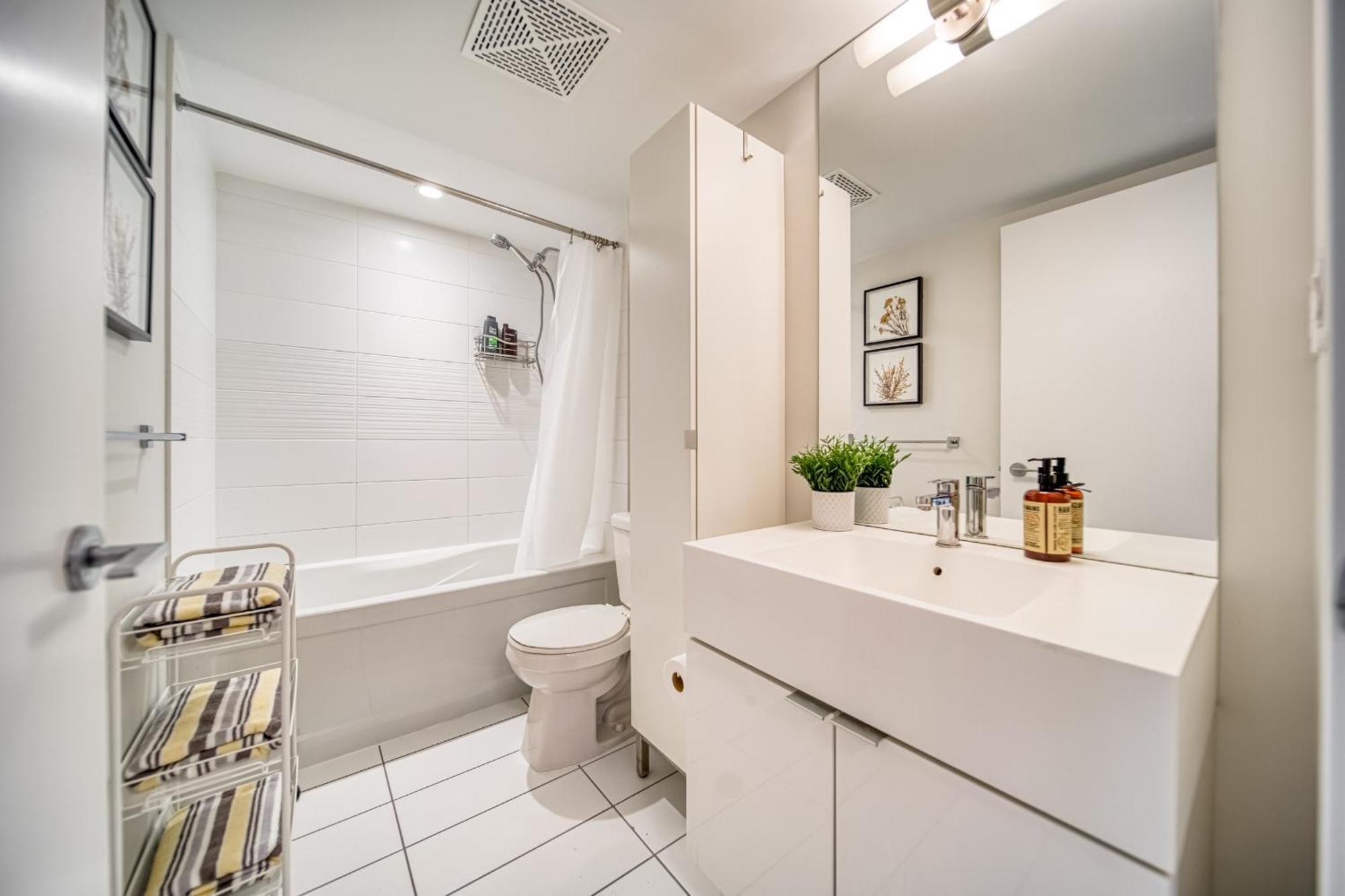 Stylish Downtown With Free Parking *
