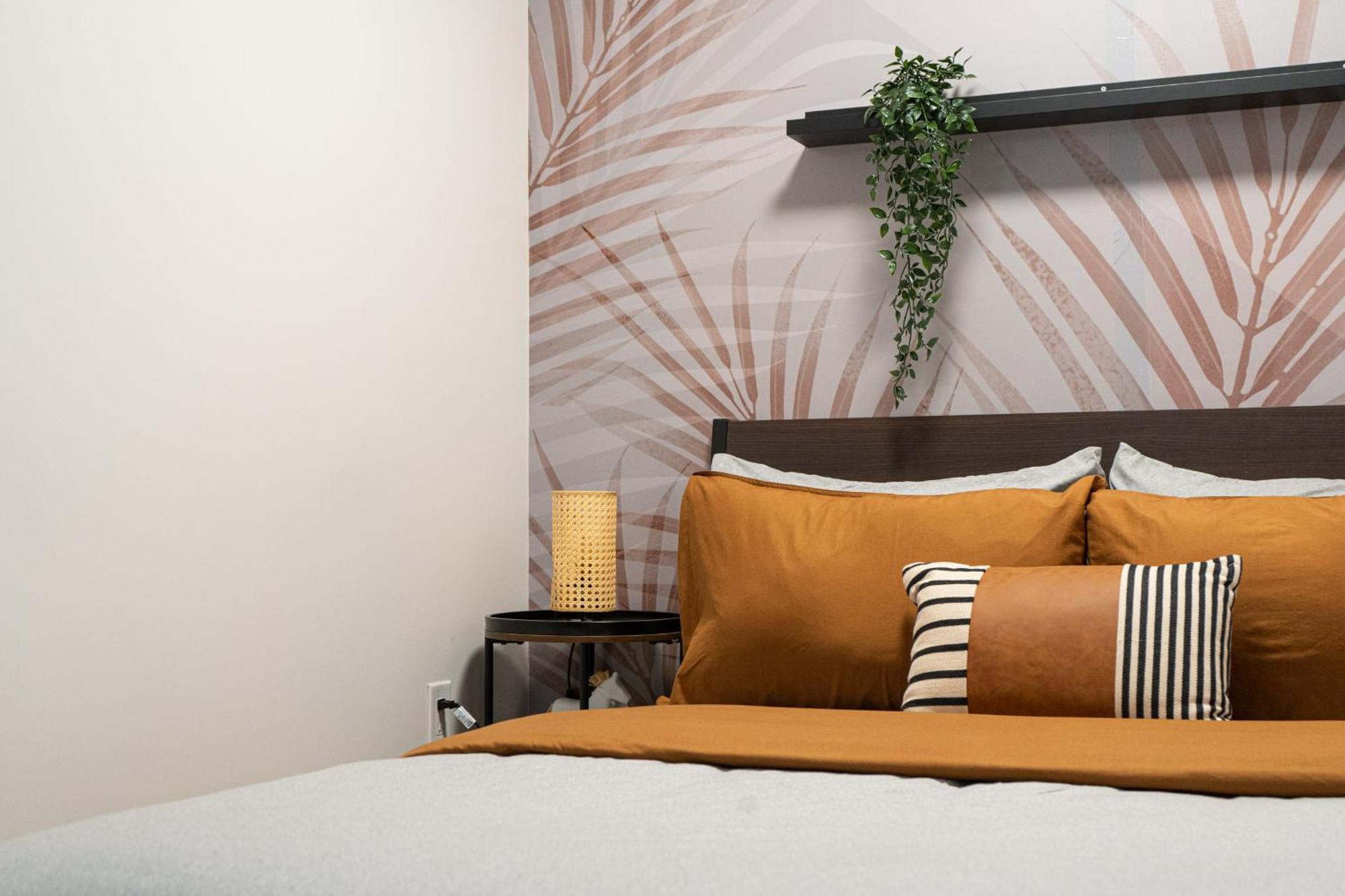 Stylish Downtown With Free Parking *