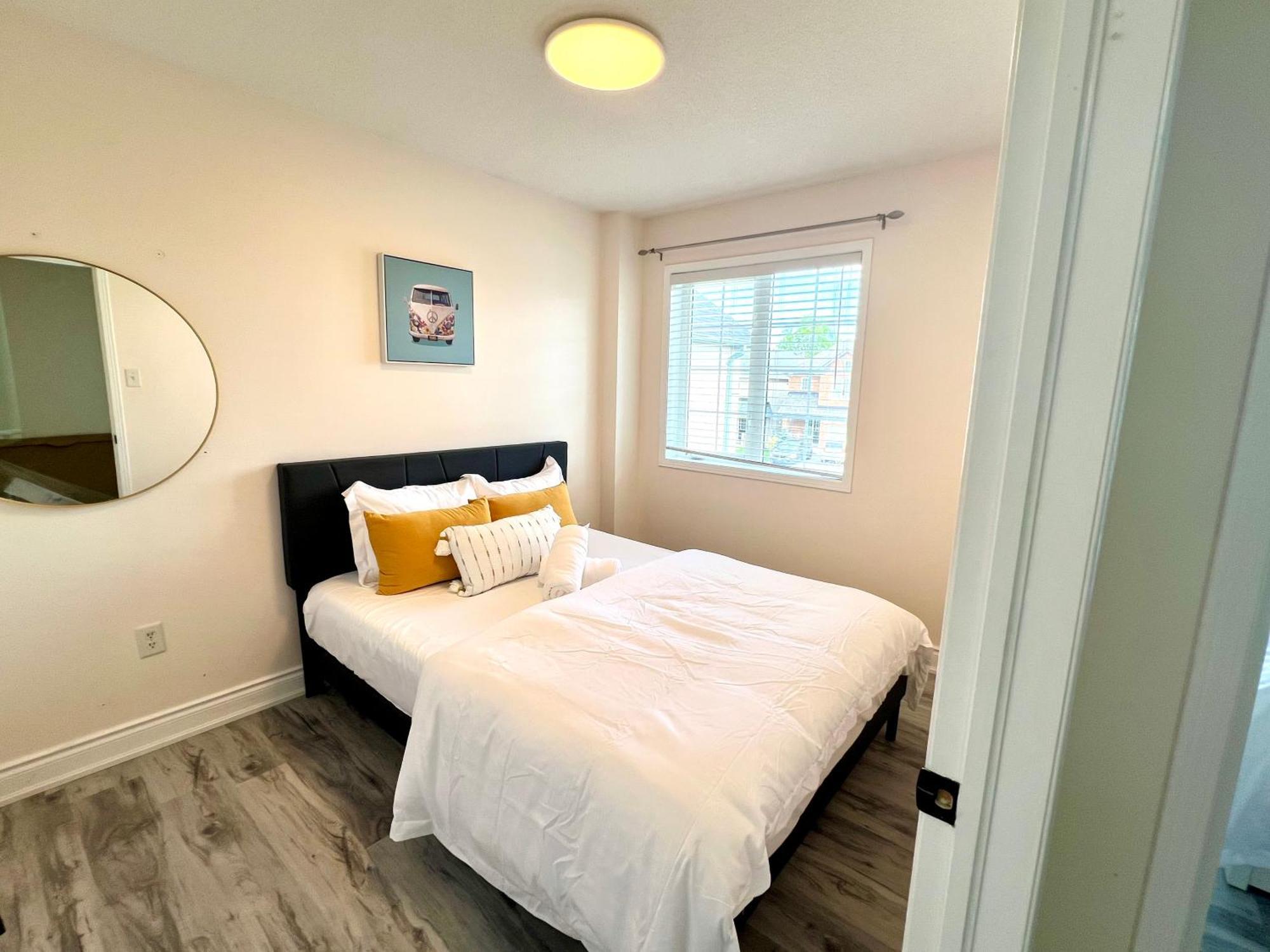 Cozy House Near Hwy401 & Go Station In Scarborough Holiday home Toronto