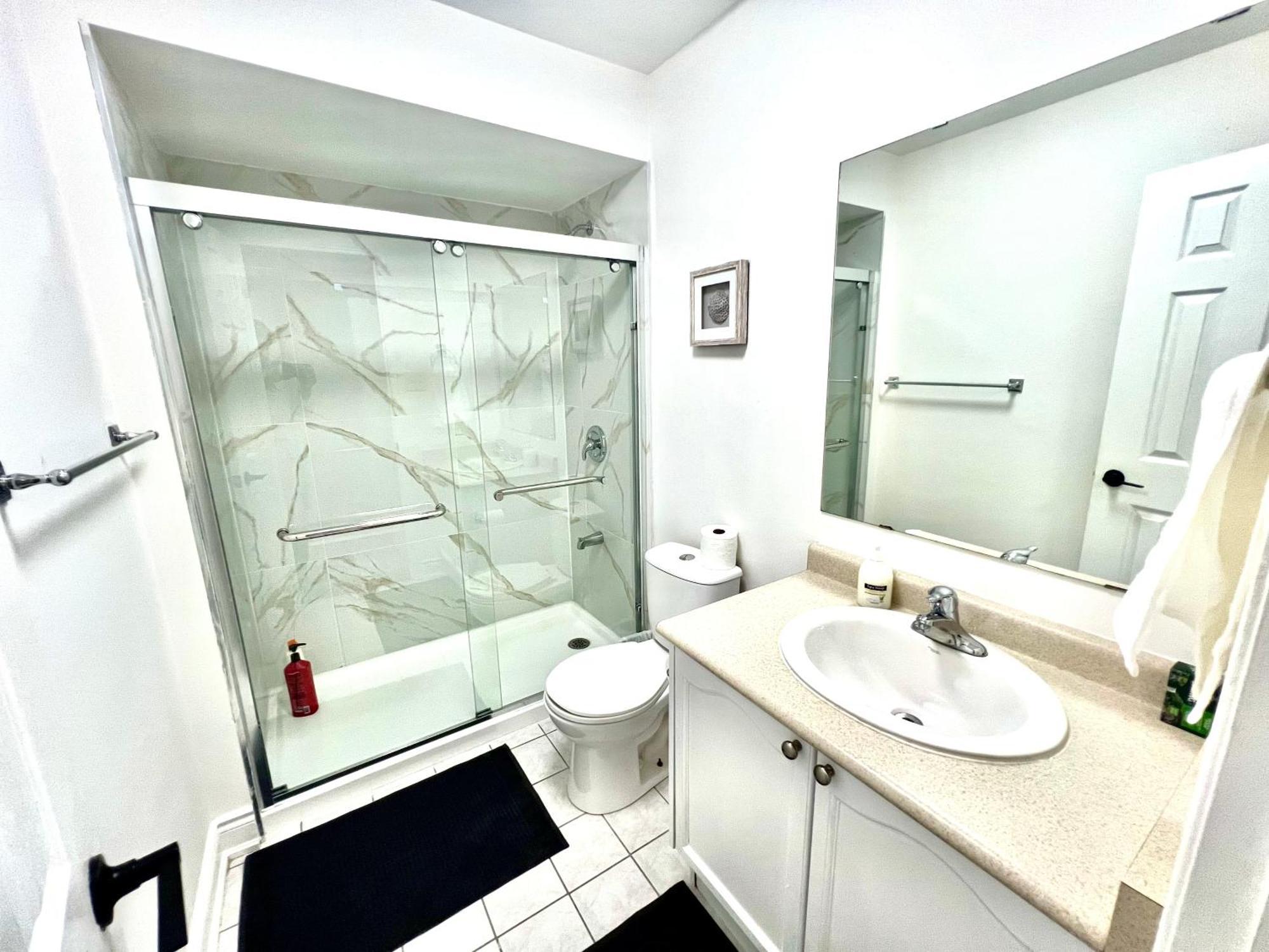 Cozy House Near Hwy401 & Go Station In Scarborough Holiday home *
