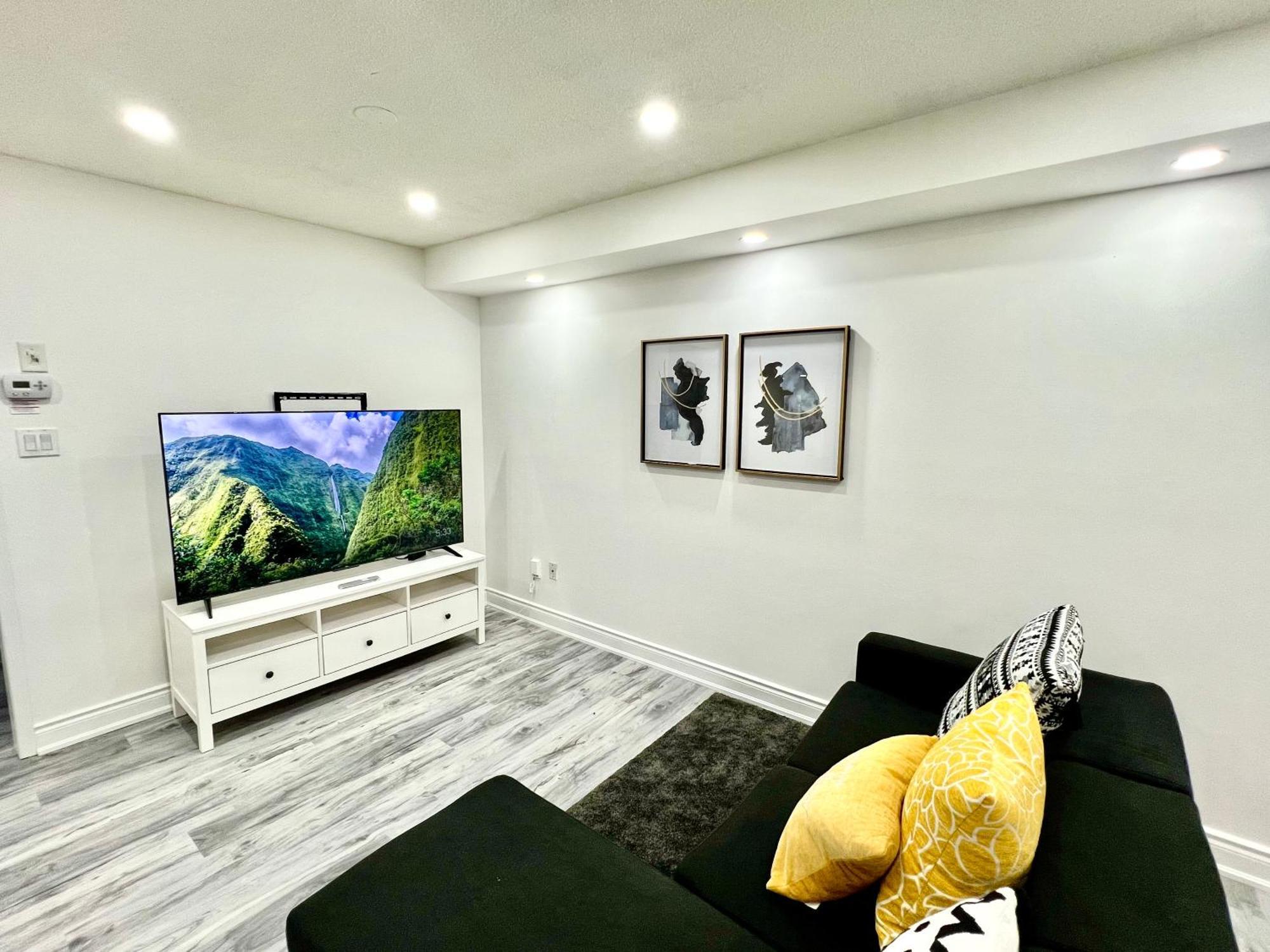 Cozy House Near Hwy401 & Go Station In Scarborough Holiday home Toronto