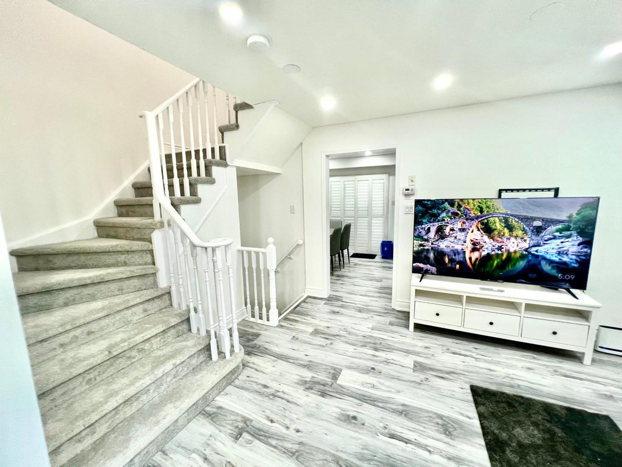 Cozy House Near Hwy401 & Go Station In Scarborough Holiday home *