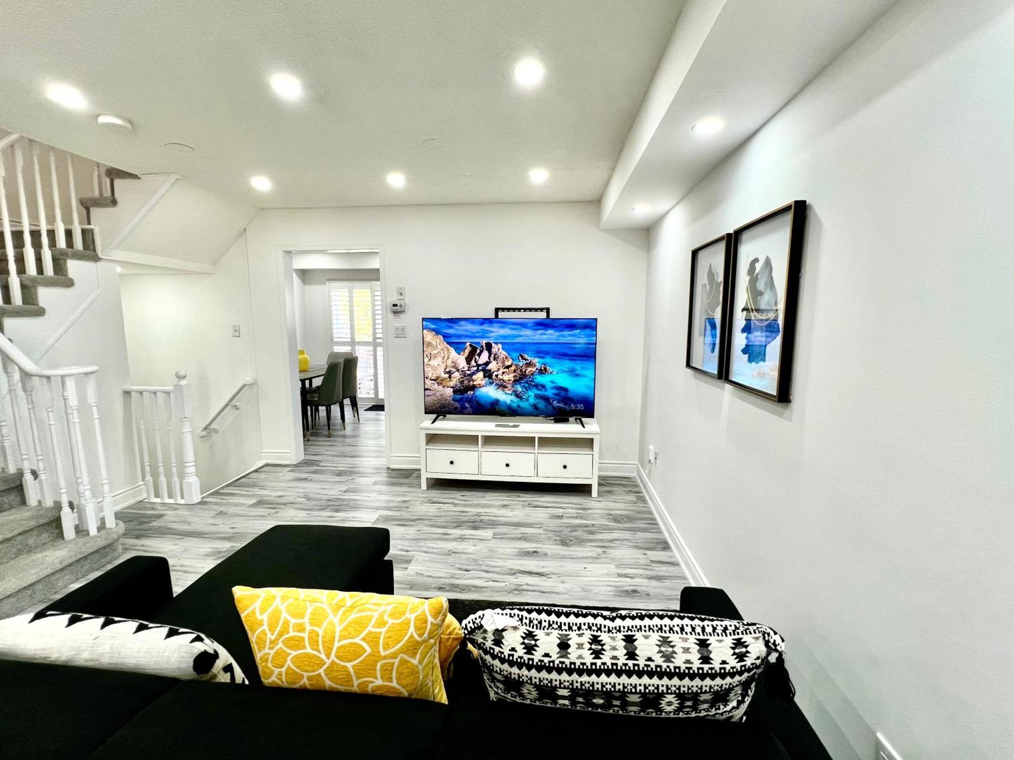 Cozy House Near Hwy401 & Go Station In Scarborough *
