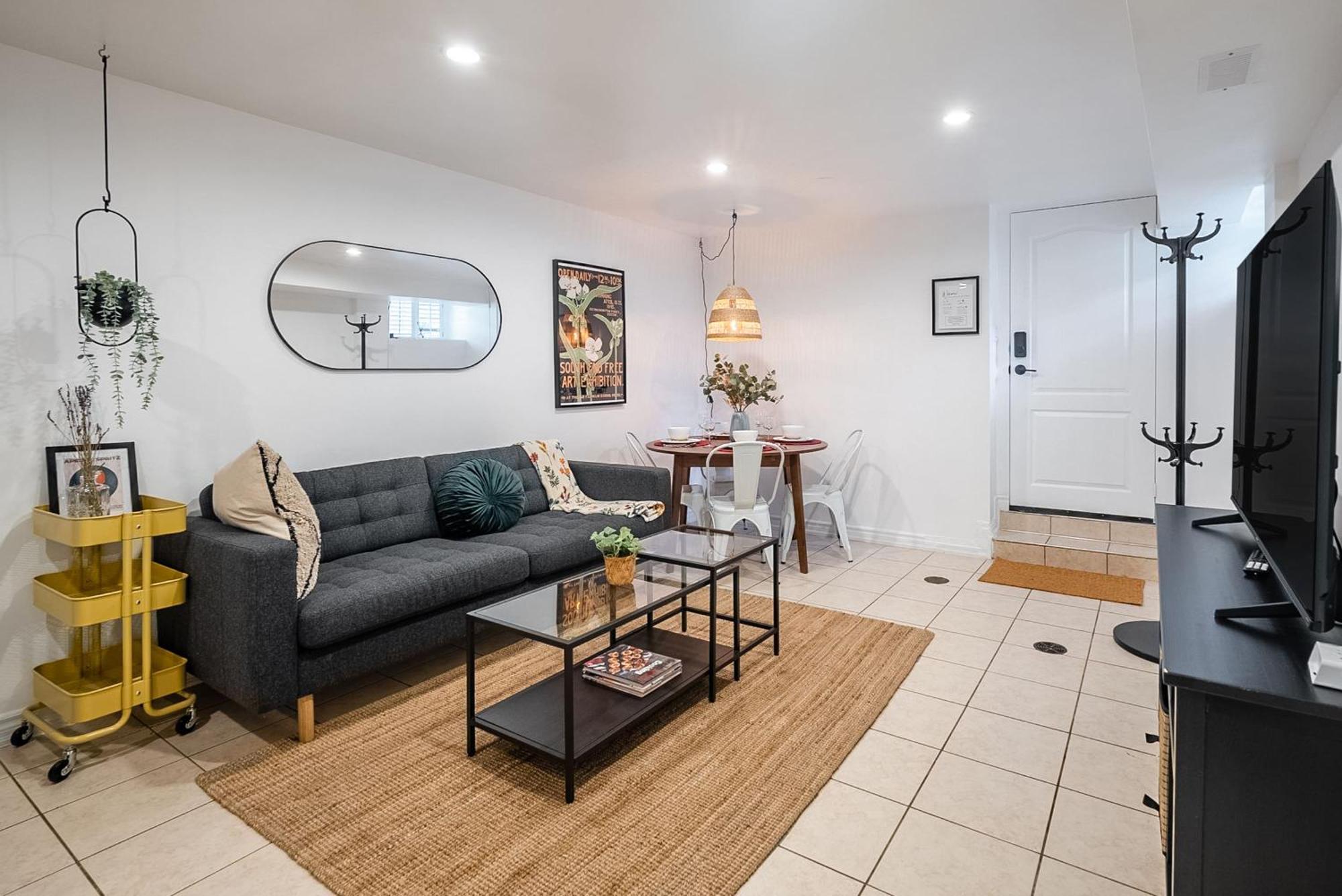 Basement With Private Patio In Davenport Apartment *