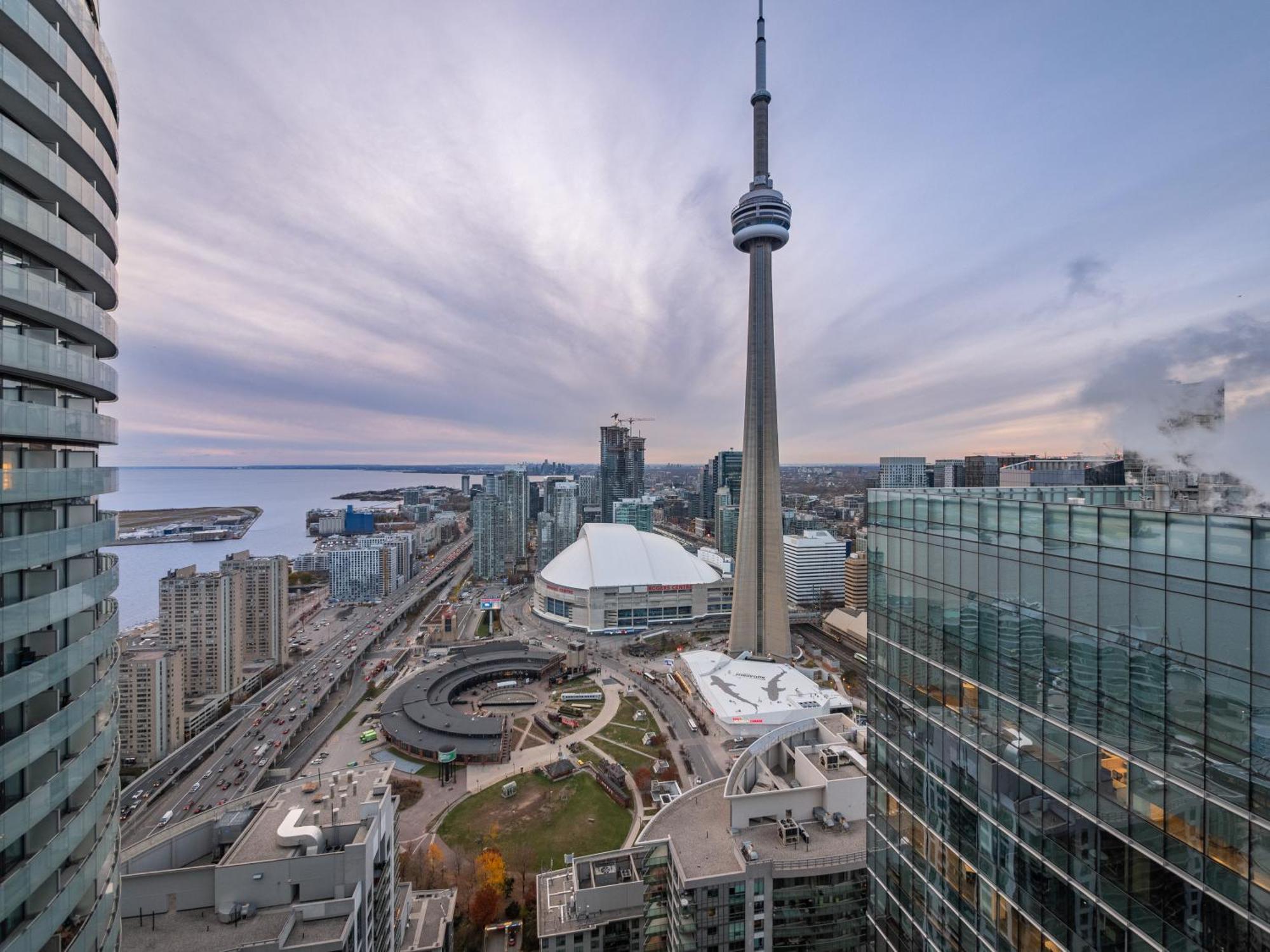 Apartment Luxury 2br Entertainment District Downtown Cn Tower View Balcony Pool & Hot Tub