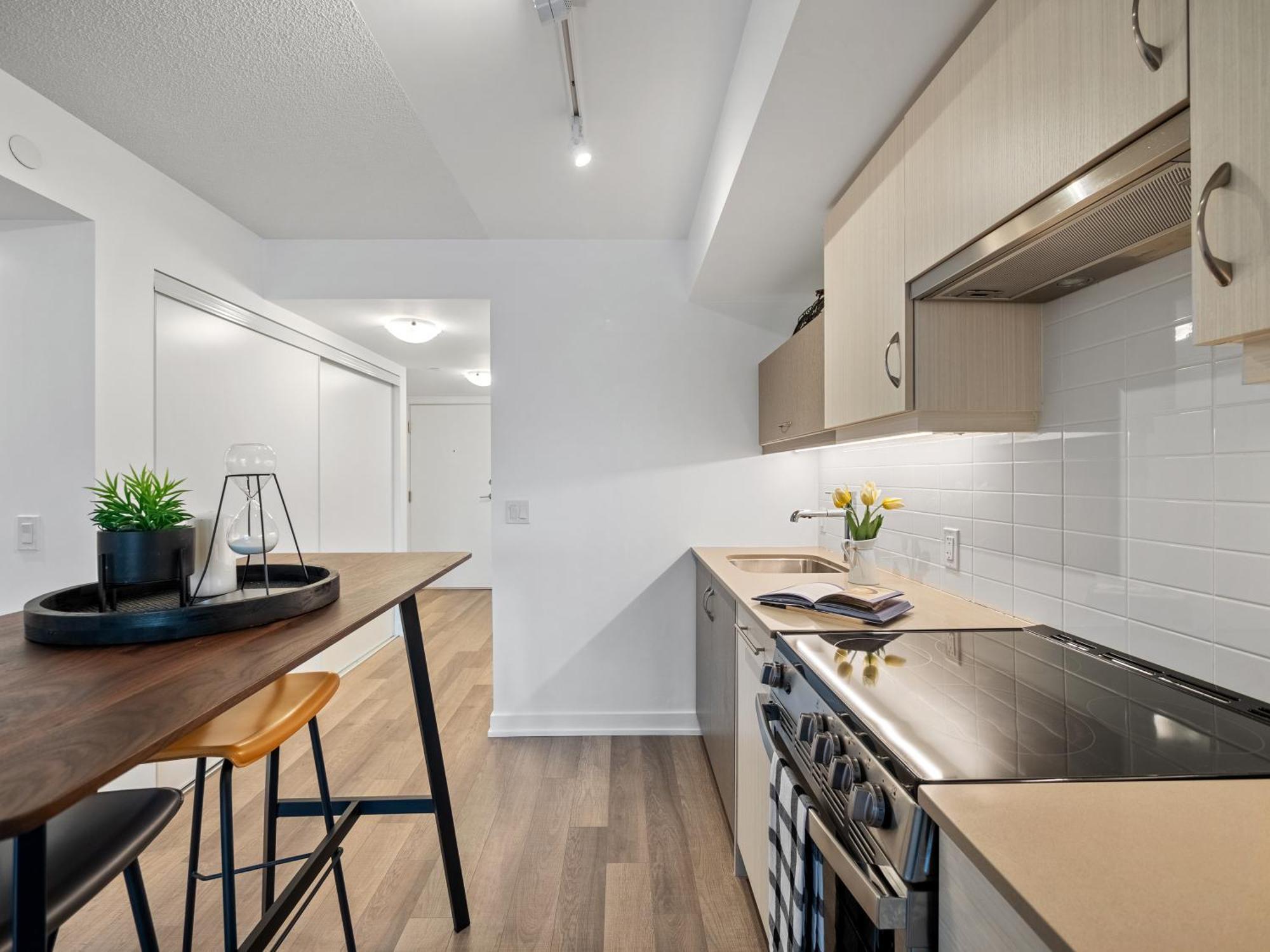 Sleek 1br & Office - Cn Tower, Skyline View Apartment