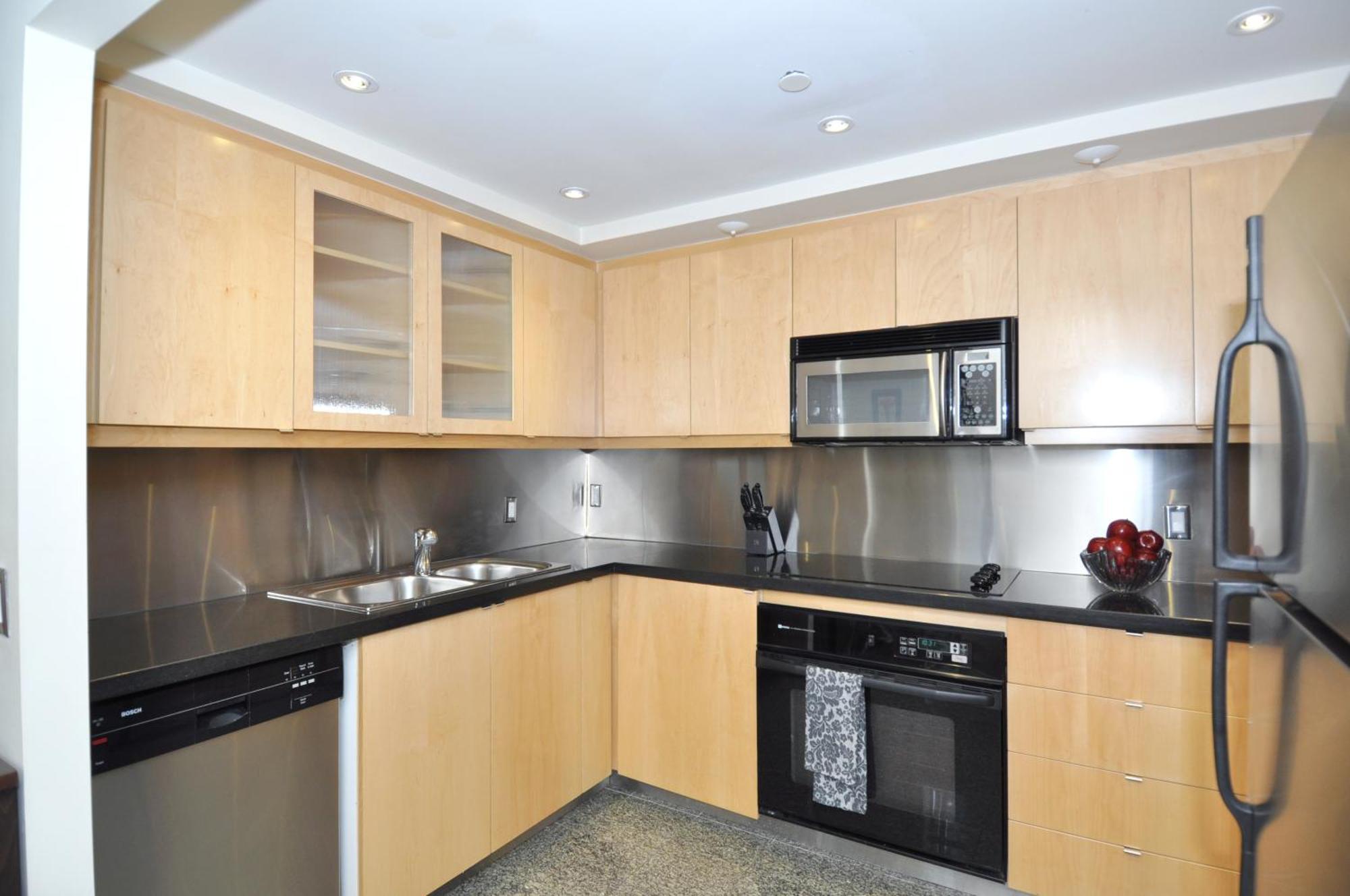Yonge Furnished Hotel 2*