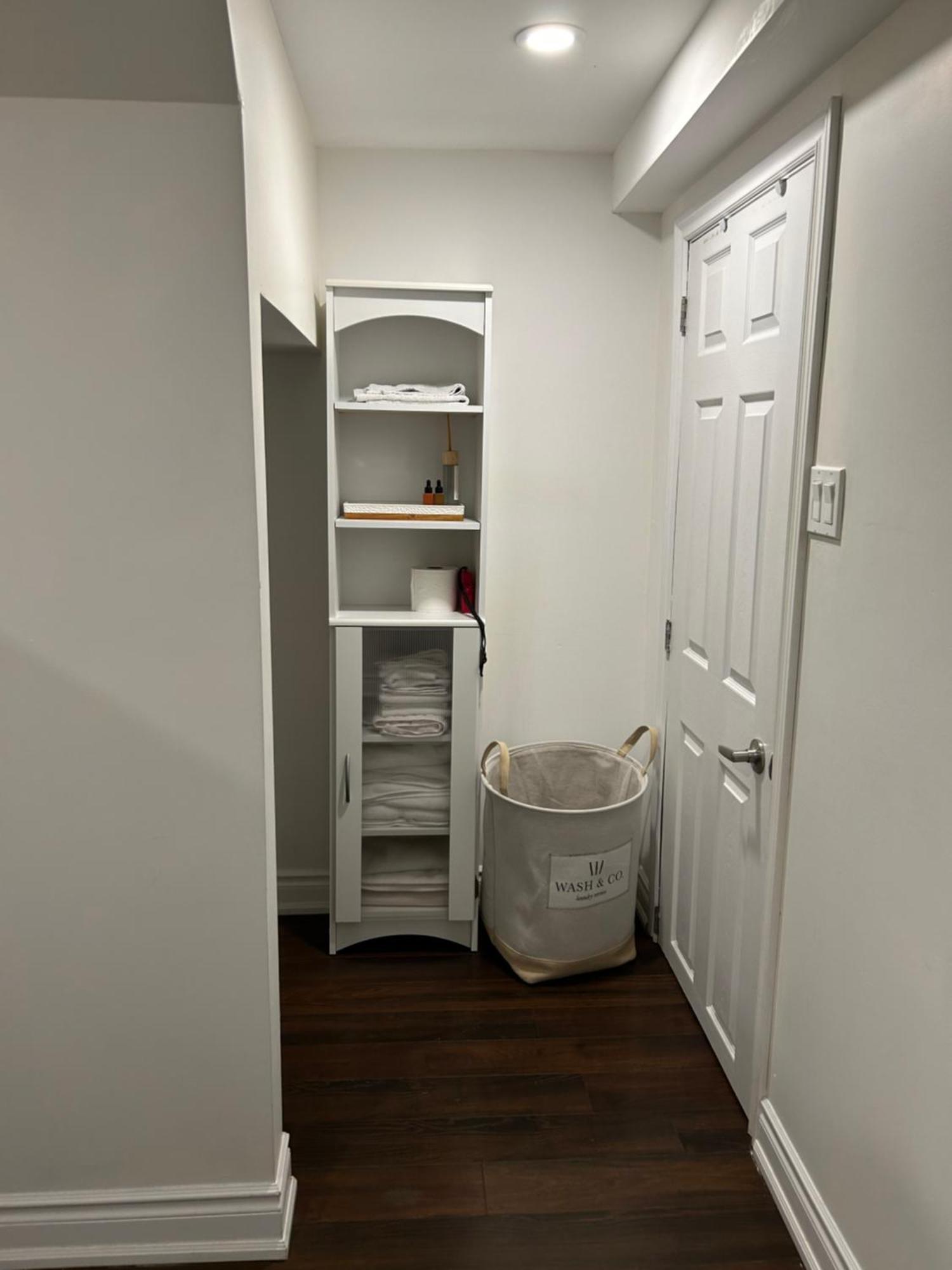 Beautiful Lower Level 2 Bedroom Aprt Toronto
