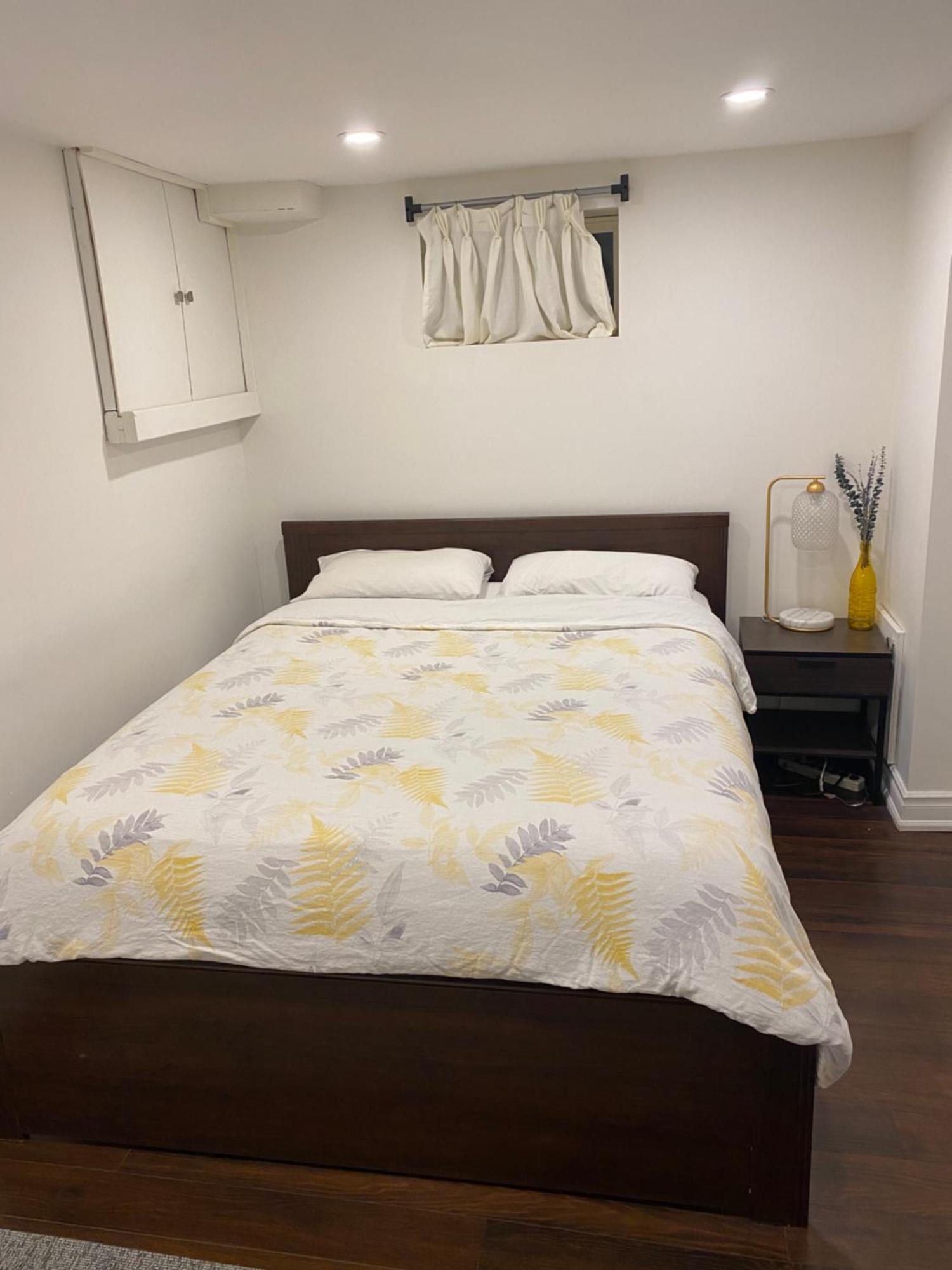 Beautiful Lower Level 2 Bedroom Aprt * Toronto