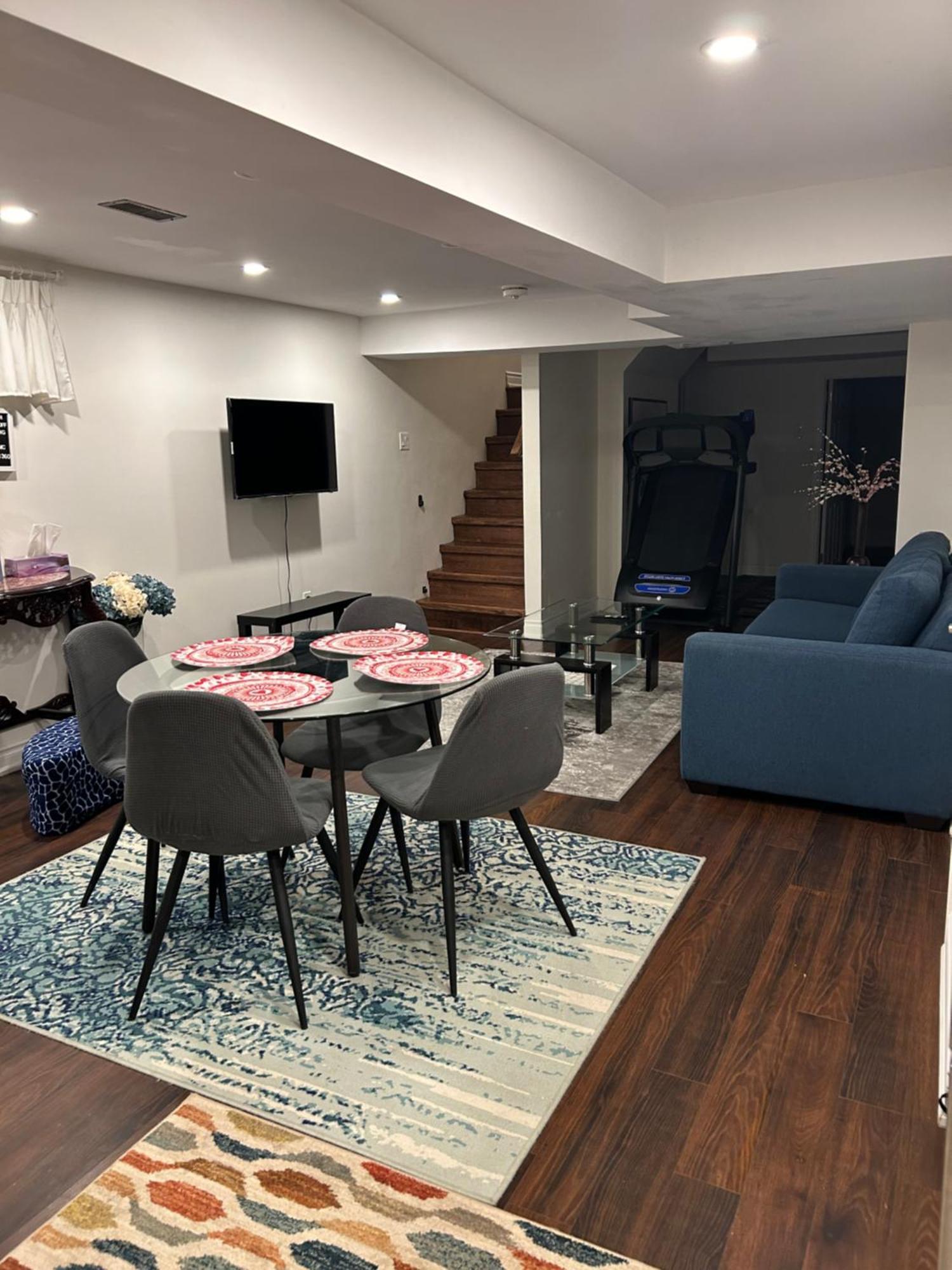 Beautiful Lower Level 2 Bedroom Aprt Apartment