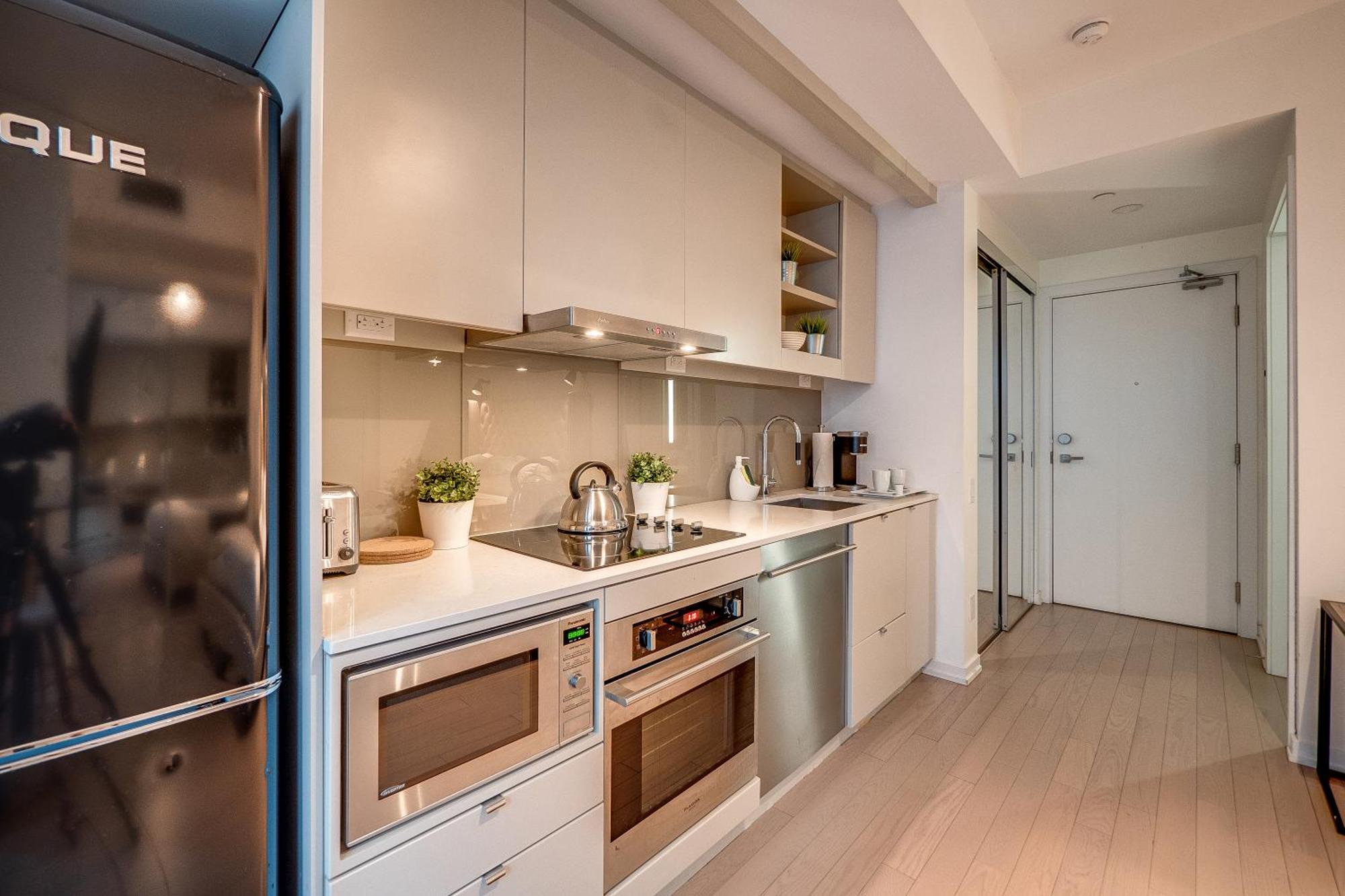 Modern On Peter St - City View Apartment