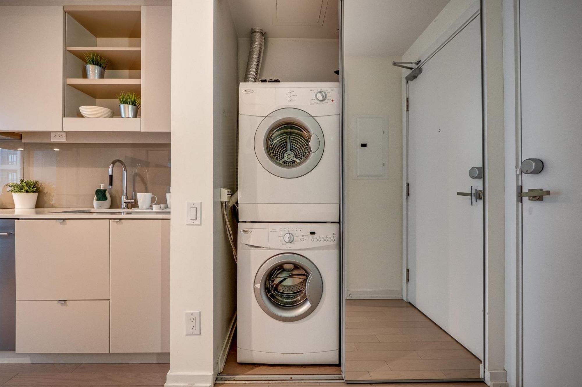 Modern On Peter St - City View Apartment Toronto
