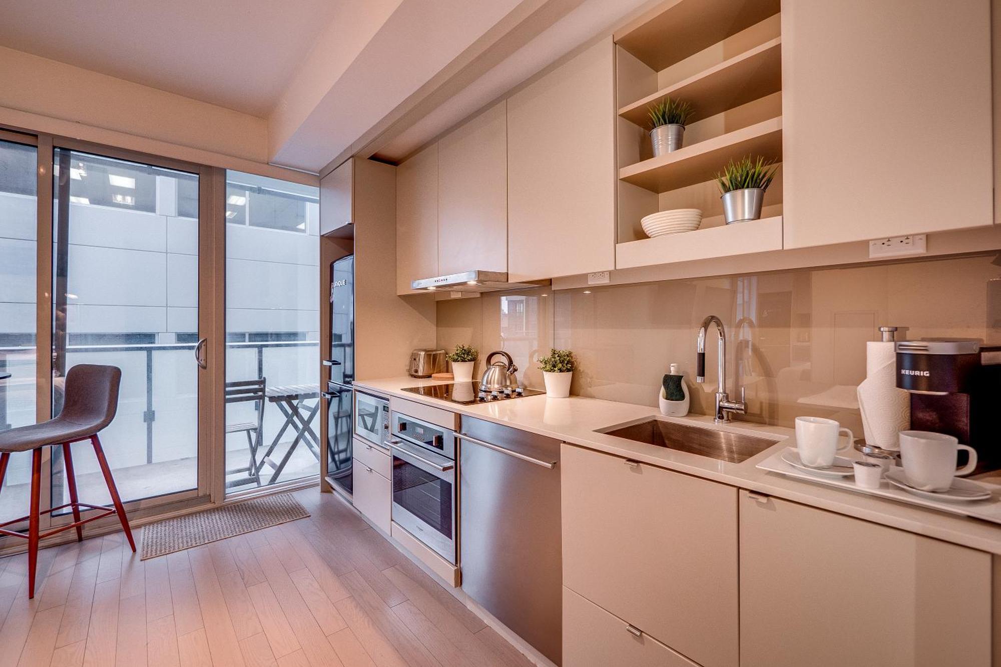 Modern On Peter St - City View Apartment *