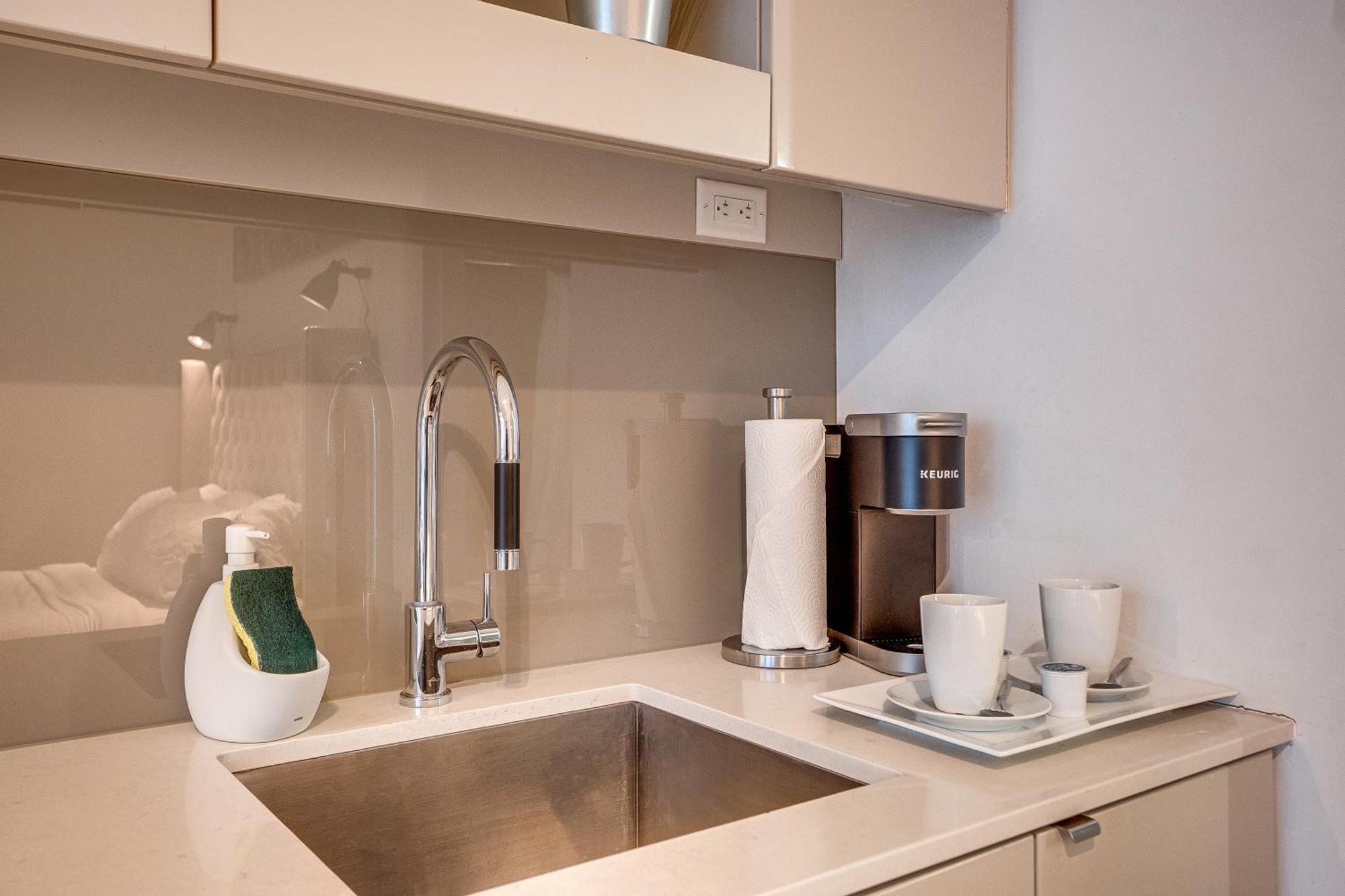Modern On Peter St - City View Apartment Toronto