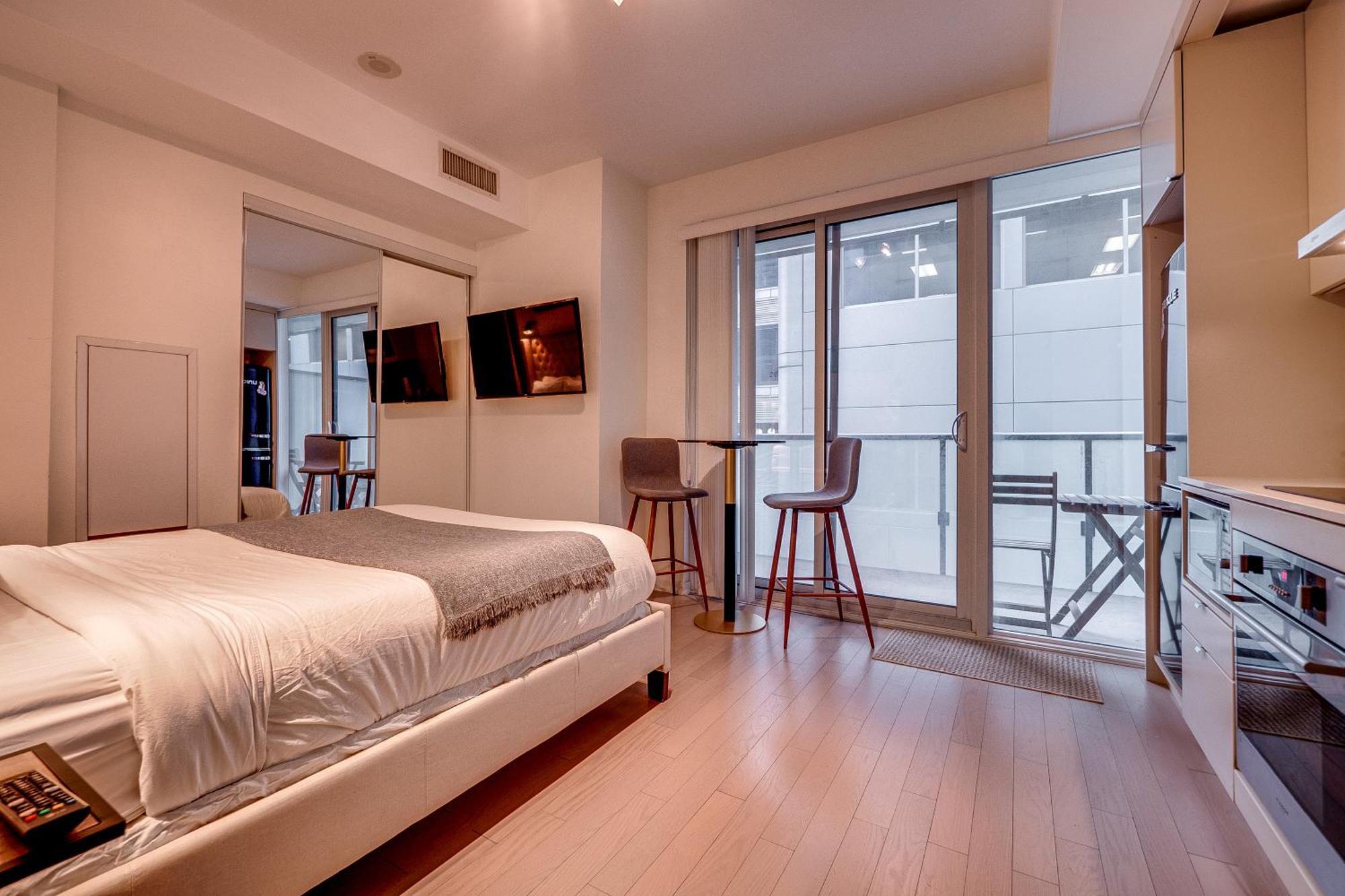 Modern On Peter St - City View Apartment
