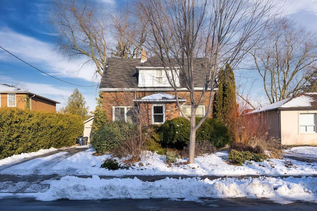 Retro Private Near Finch, Retro House, Wi-fi Toronto