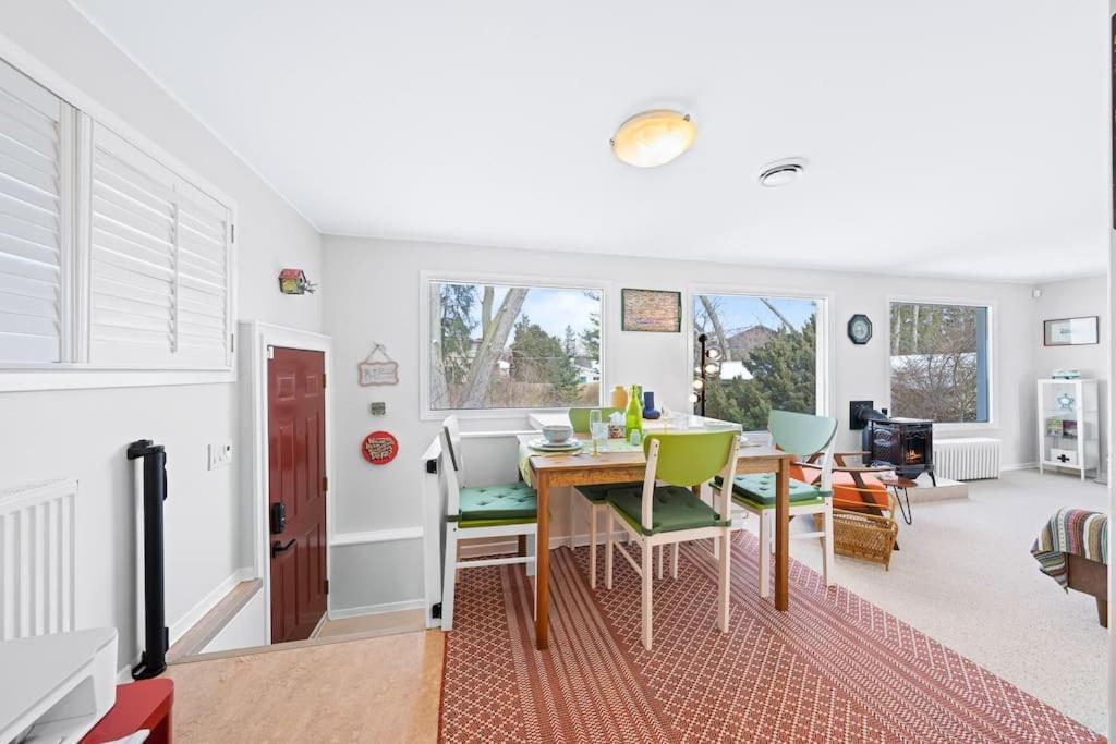 Homestay Retro Private Near Finch, Retro House, Wi-fi *