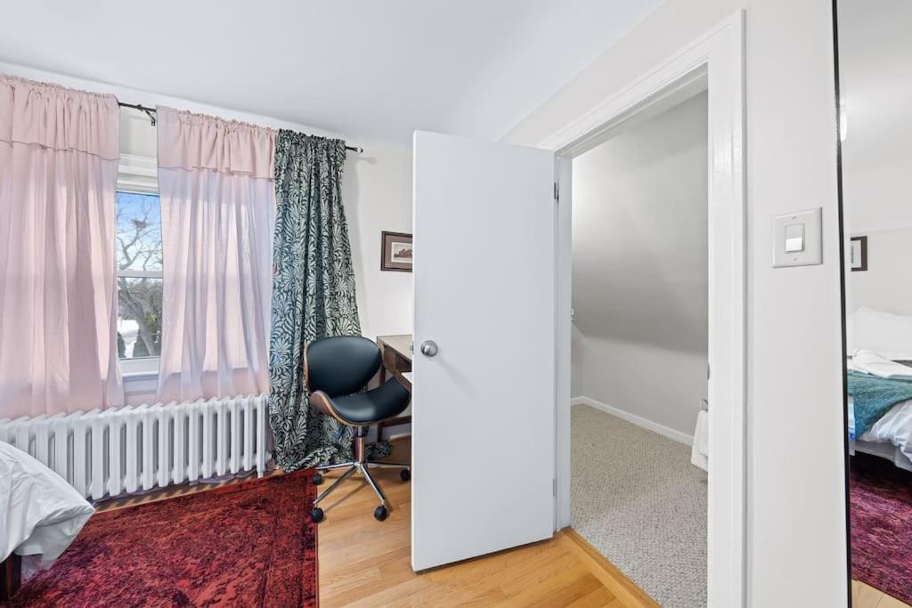 Retro Private Near Finch, Retro House, Wi-fi * Toronto