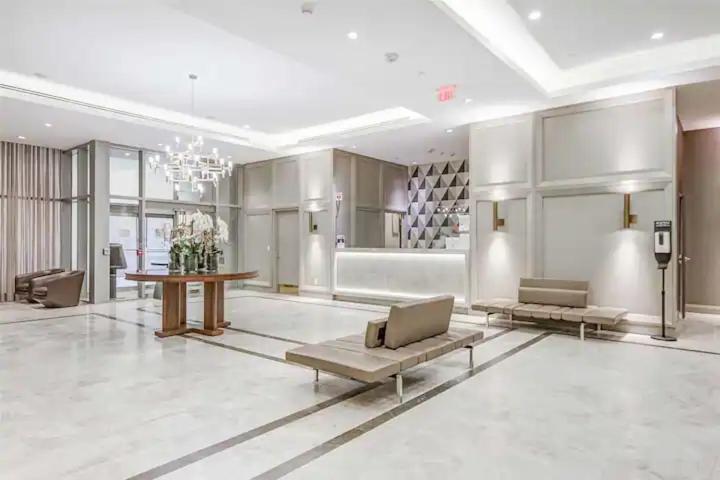 Apartment Yorkville Plaza Express
