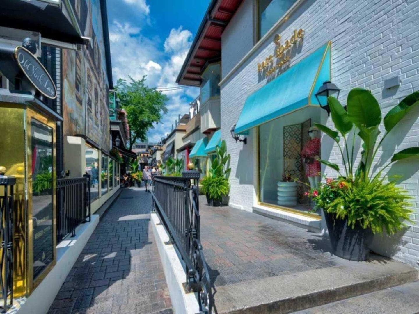 Yorkville Plaza Express Apartment *