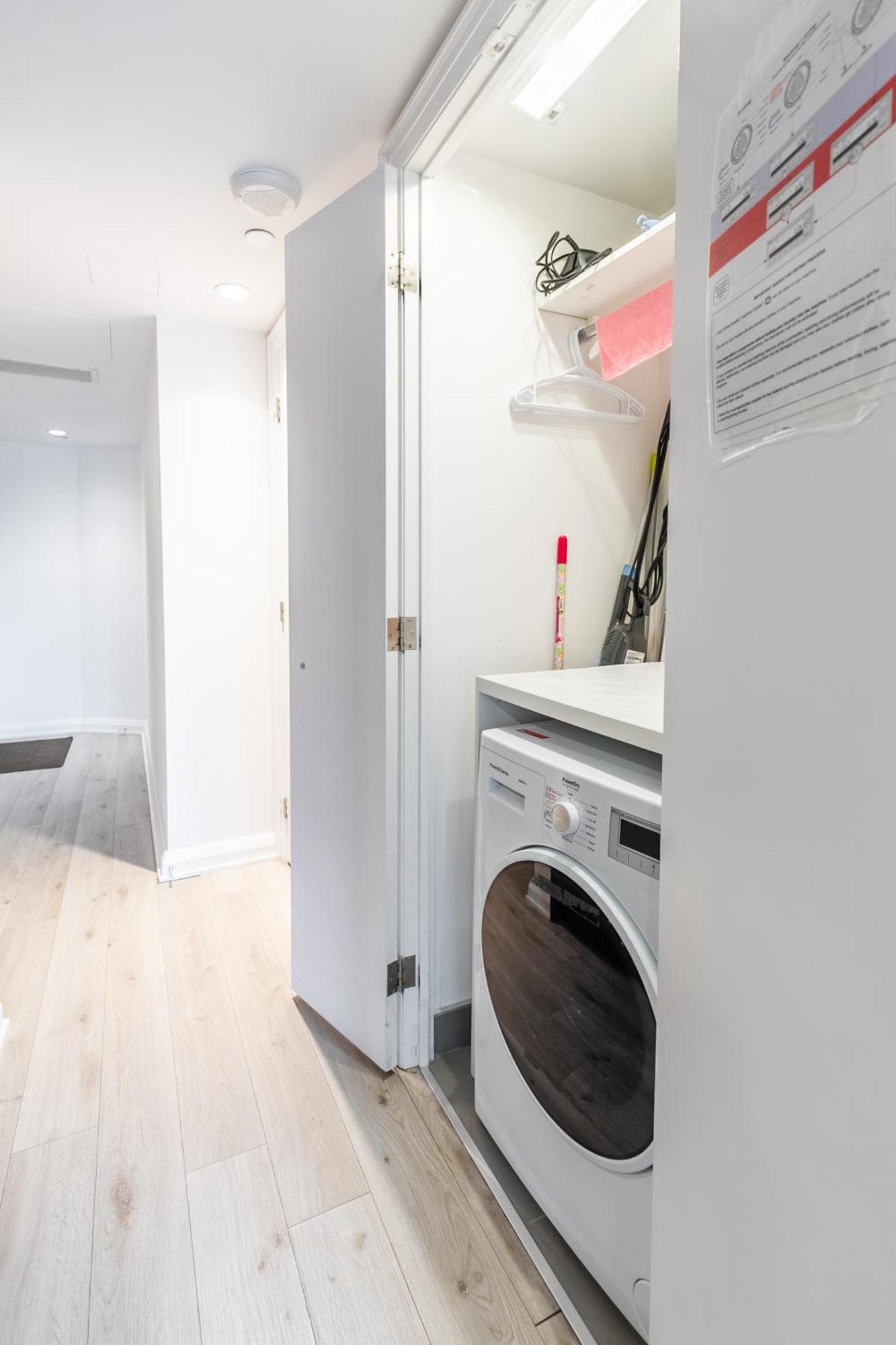 Yorkville Plaza Express Apartment *